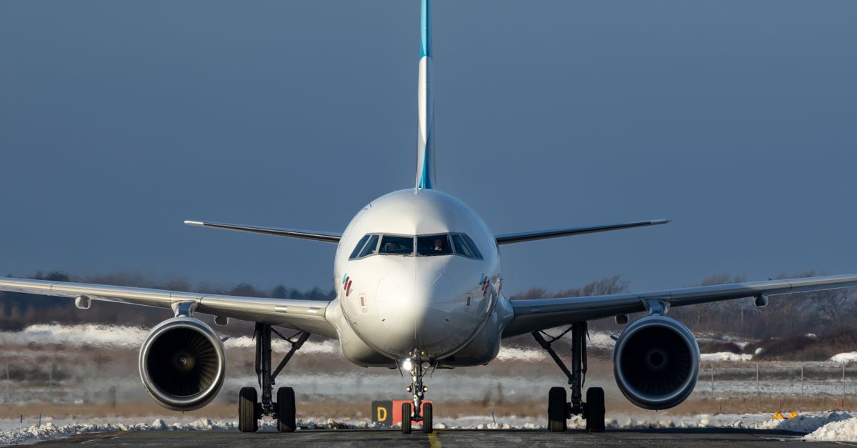Viajero preparando su eSIM en el aeropuerto para el puente de diciembre