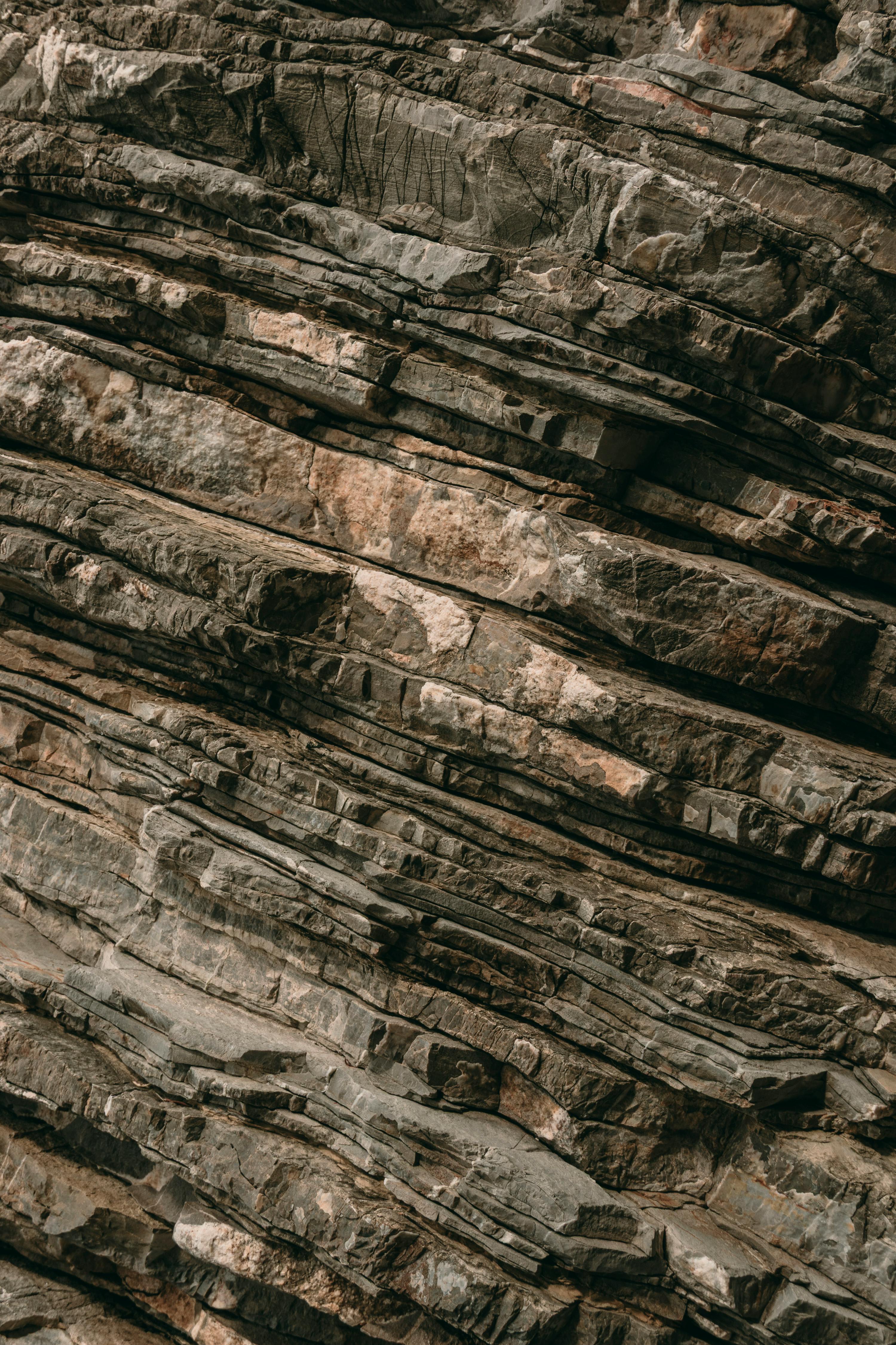 Gratuit Prim-plan al unei formațiuni stâncoase texturate, stratificate, din Budva, Muntenegru, care prezintă frumusețea geologică. Fotografie de stoc