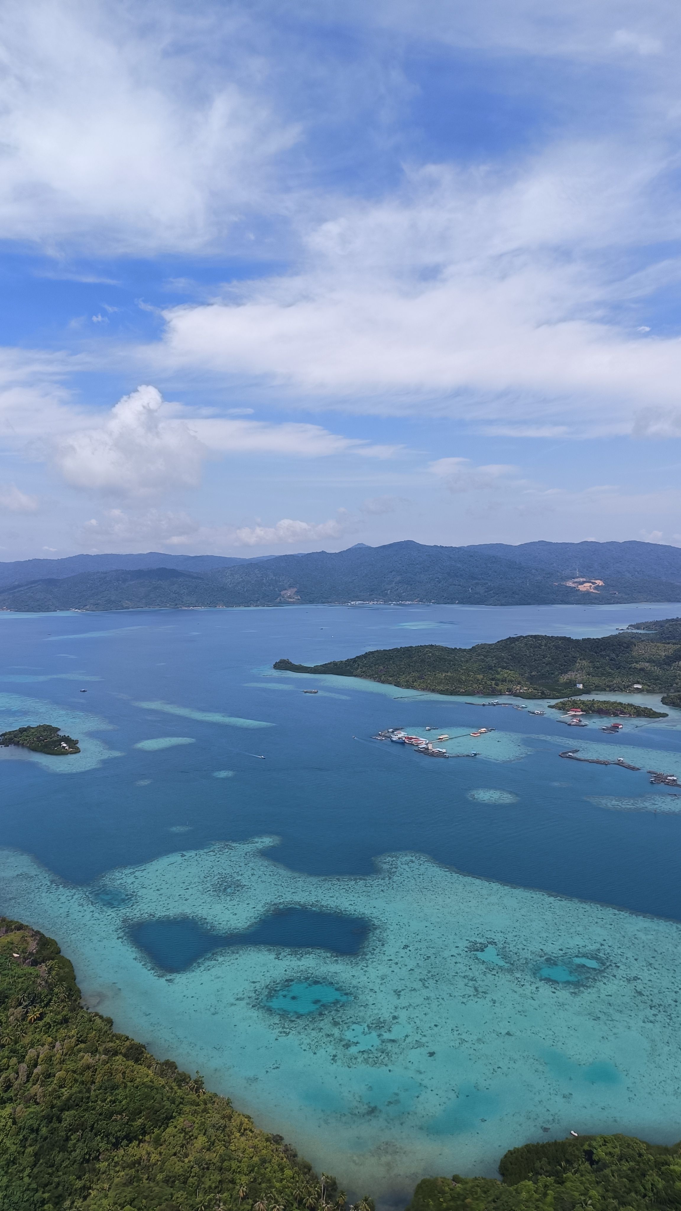 Pemandangan udara gugusan pulau dan laut biru di sekitar wisata Bunaken Sulawesi Utara