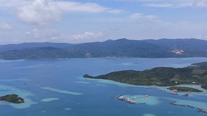 Pemandangan udara gugusan pulau dan laut biru di sekitar wisata Bunaken Sulawesi Utara
