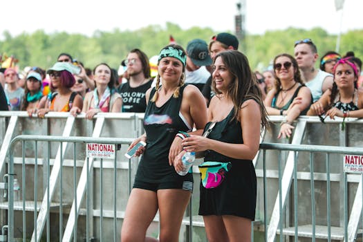 一群年轻人在户外音乐节上享受着白天的热闹