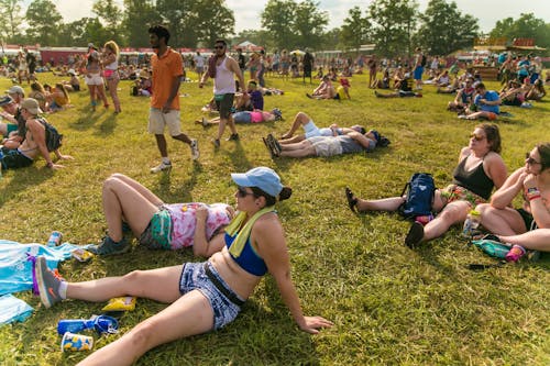 бесплатная Люди отдыхают на траве Стоковое фото