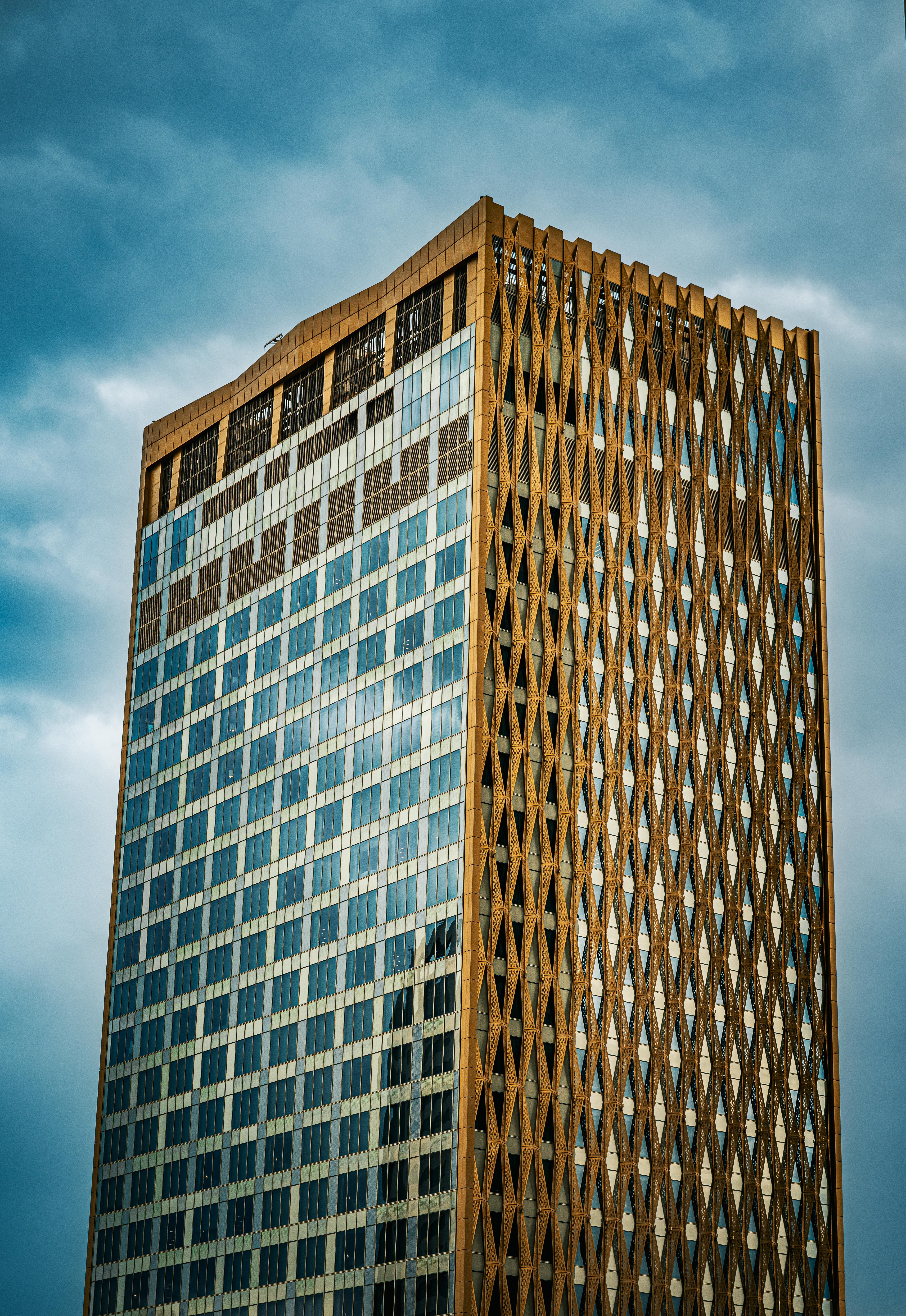 Gratis Slående utsikt over en moderne skyskraper i Kuwait by under en stemningsfull himmel. Arkivbilde