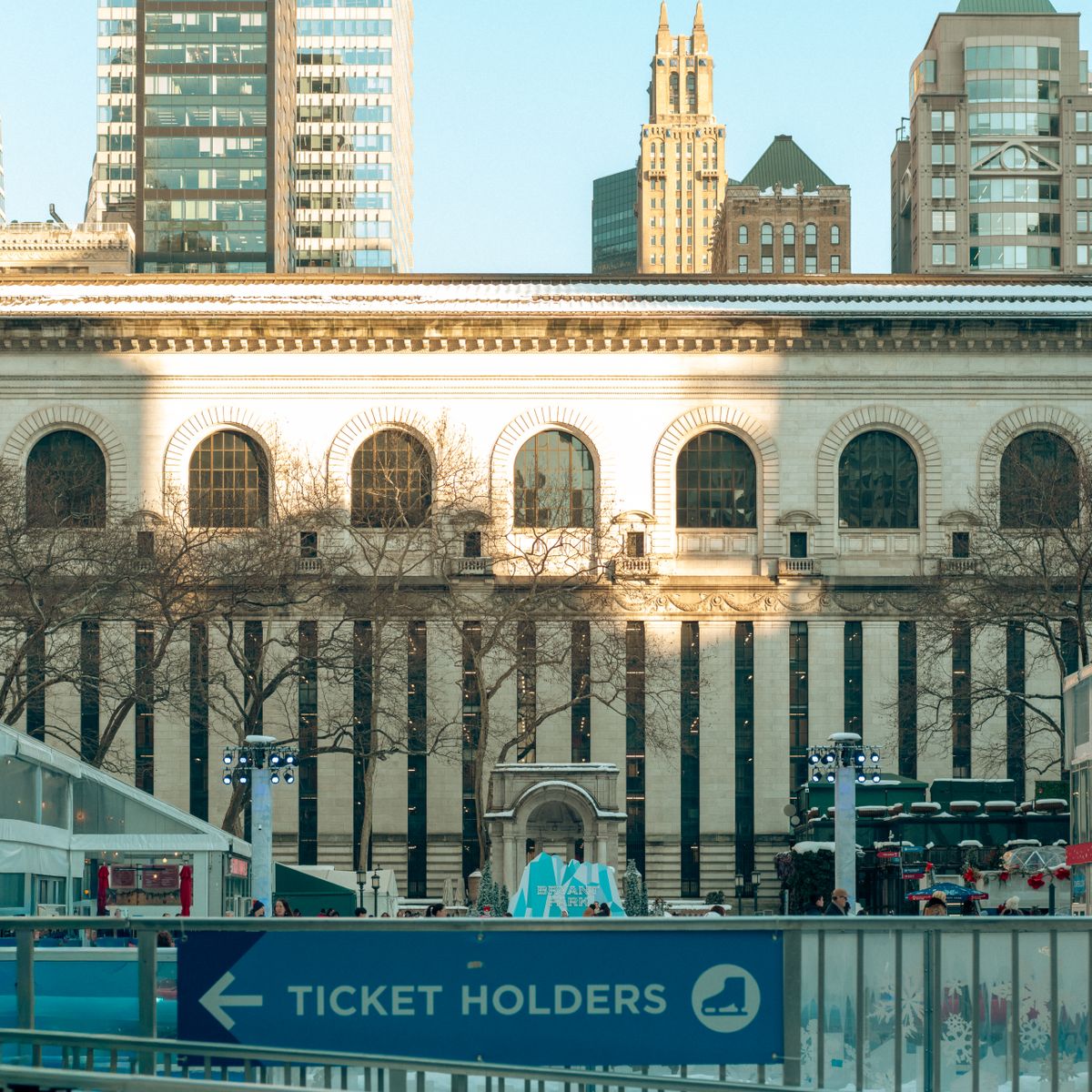 Eisbahn und Winter Village im Bryant Park in New York