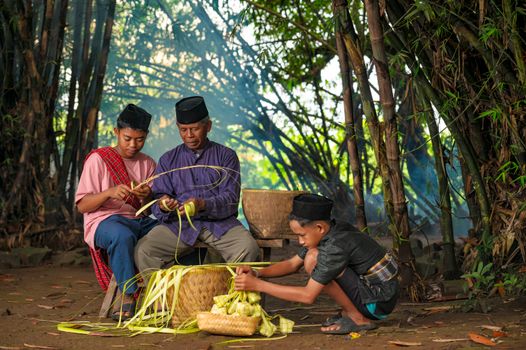 Family engaged in traditional craft in a bamboo grove in Banten, Indonesia. - Fotografer Sidoarjo