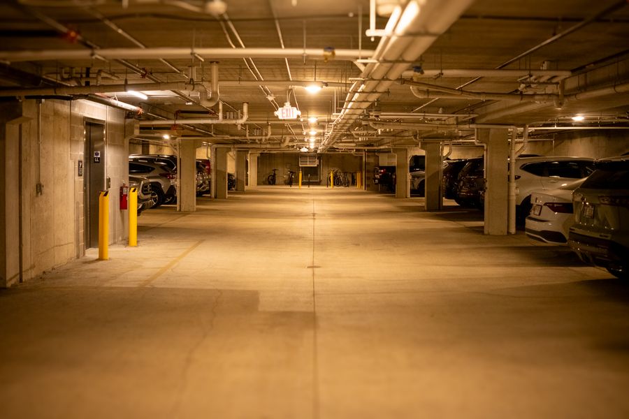 Interior de uma garagem de estacionamento