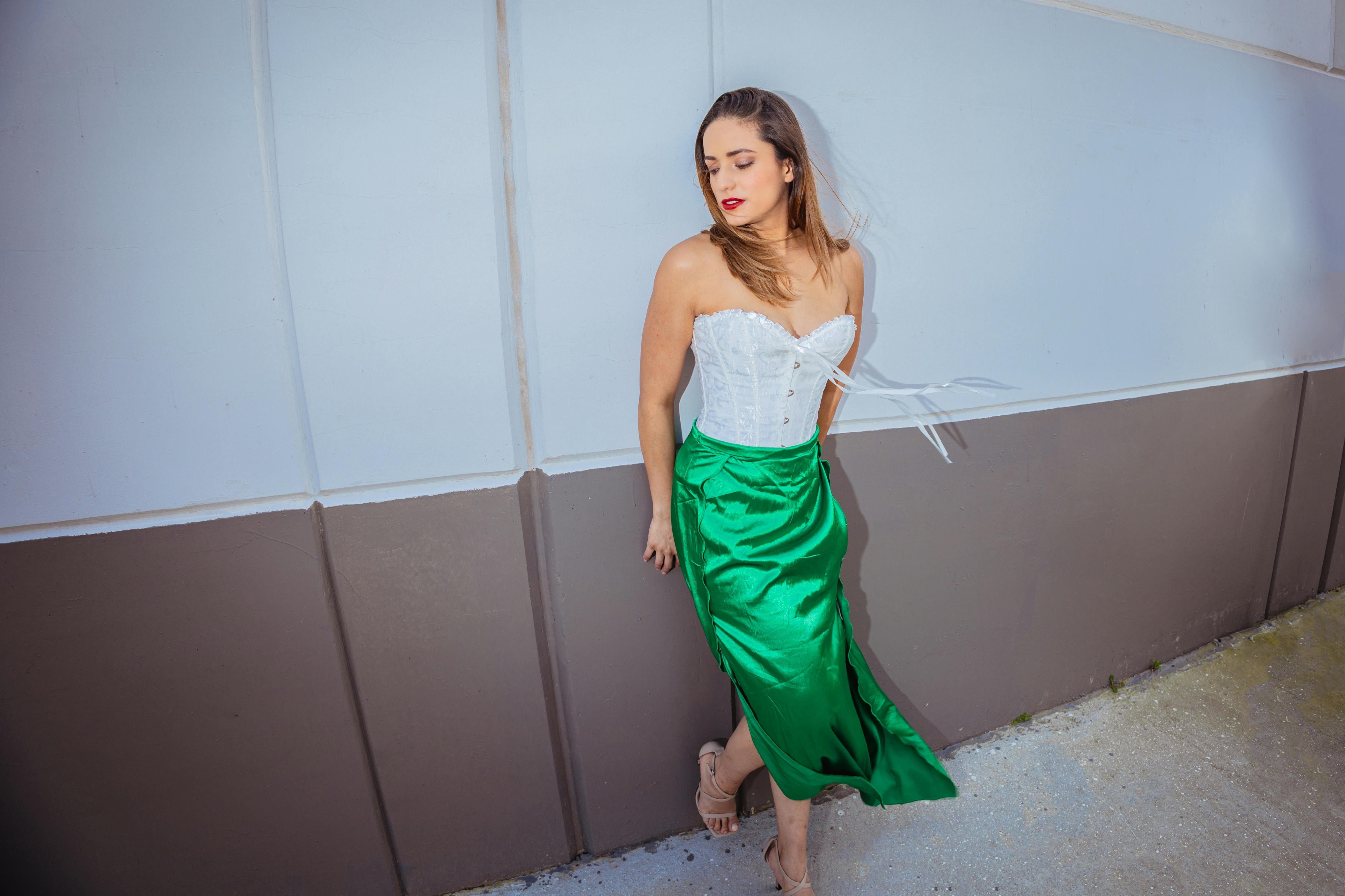 From vintage tops to maxi skirts, build your summer wardrobe with these it girl fashion trends — Photo by Luiz Ramírez on Pex