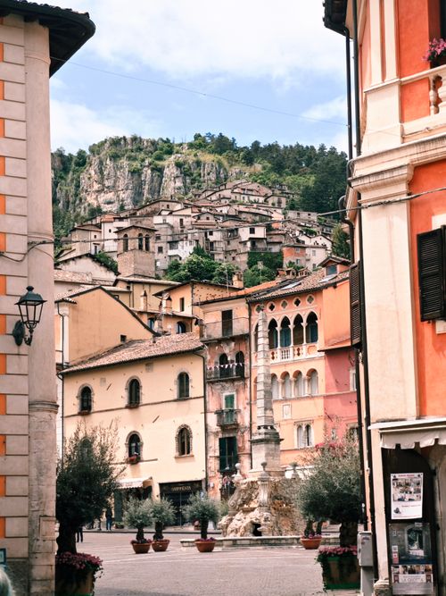 Free Discover the rustic charm of an Italian village with its stunning historical architecture and scenic backdrop. Stock Photo