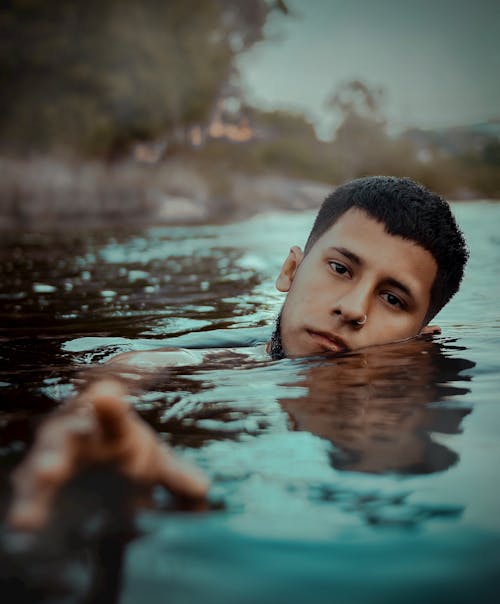 수역에서 수영하는 남자의 사진