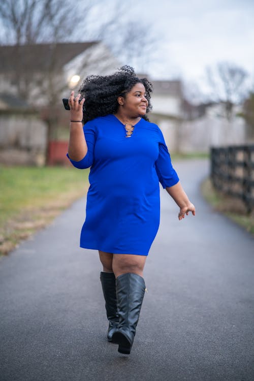 Femme En Robe Bleue Et Bottes Noires Marchant Sur Route