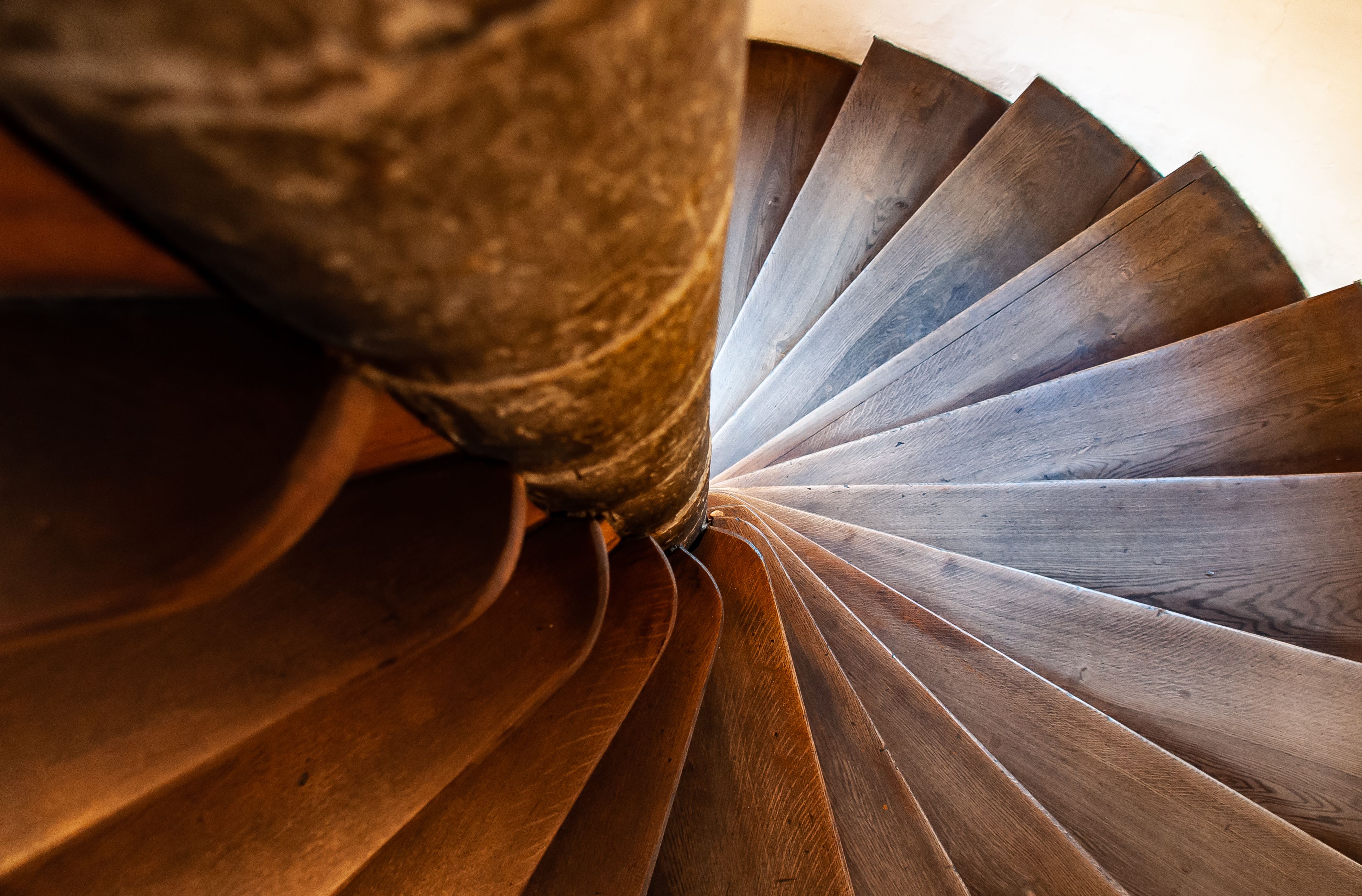 Escalier en chêne massif sur mesure dans une maison