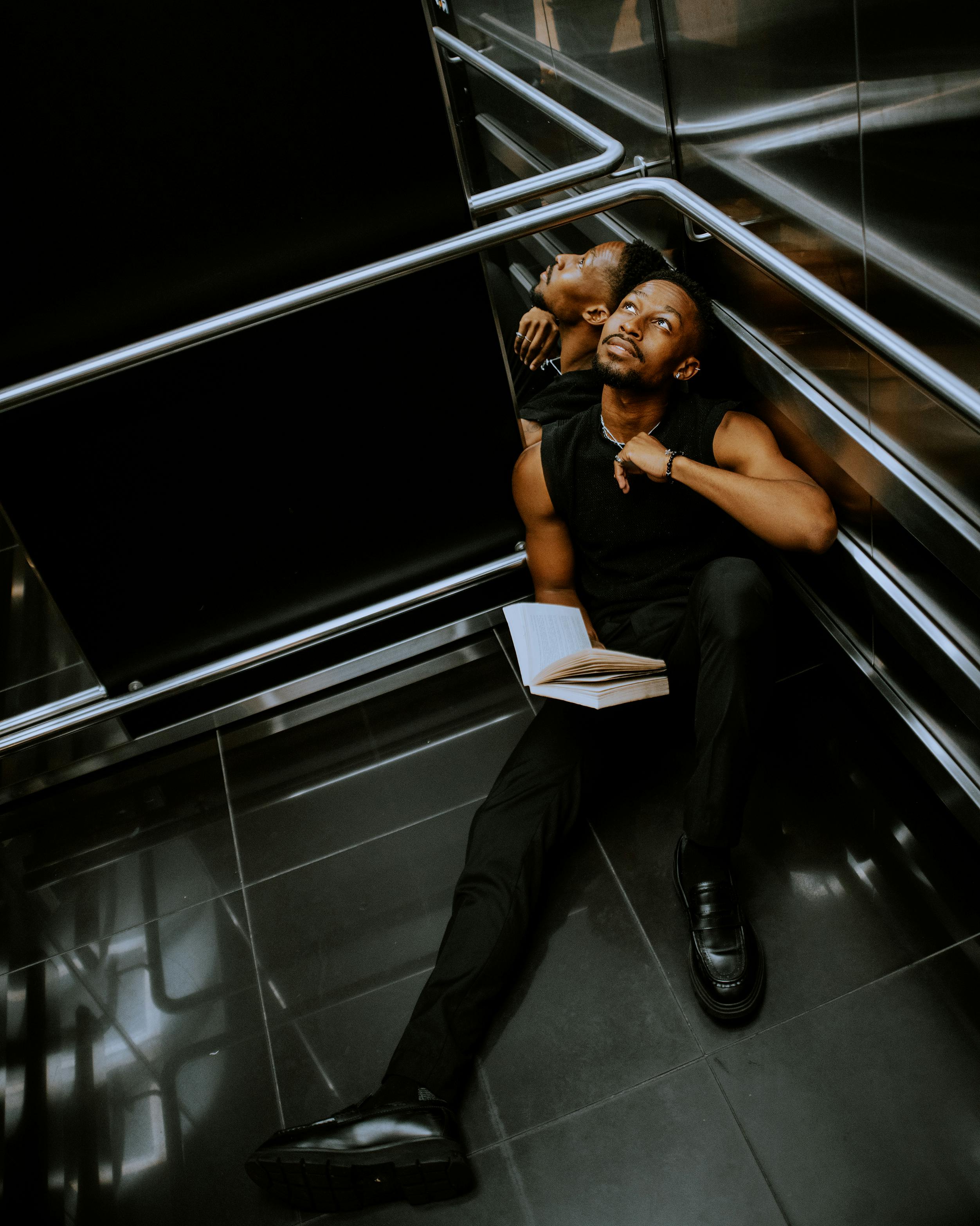 Gratis Ritratto drammatico di un uomo elegante in un ascensore a Windhoek, Namibia. Foto a disposizione