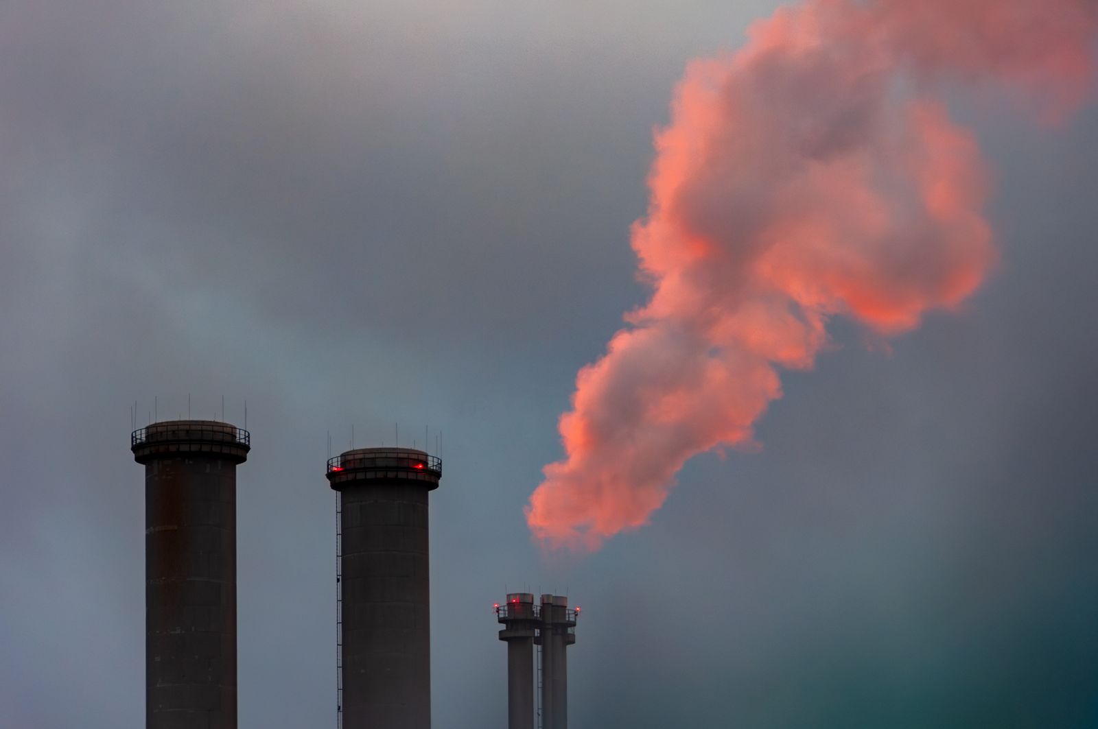 Centro de energia com fumaça saindo das chimeneas