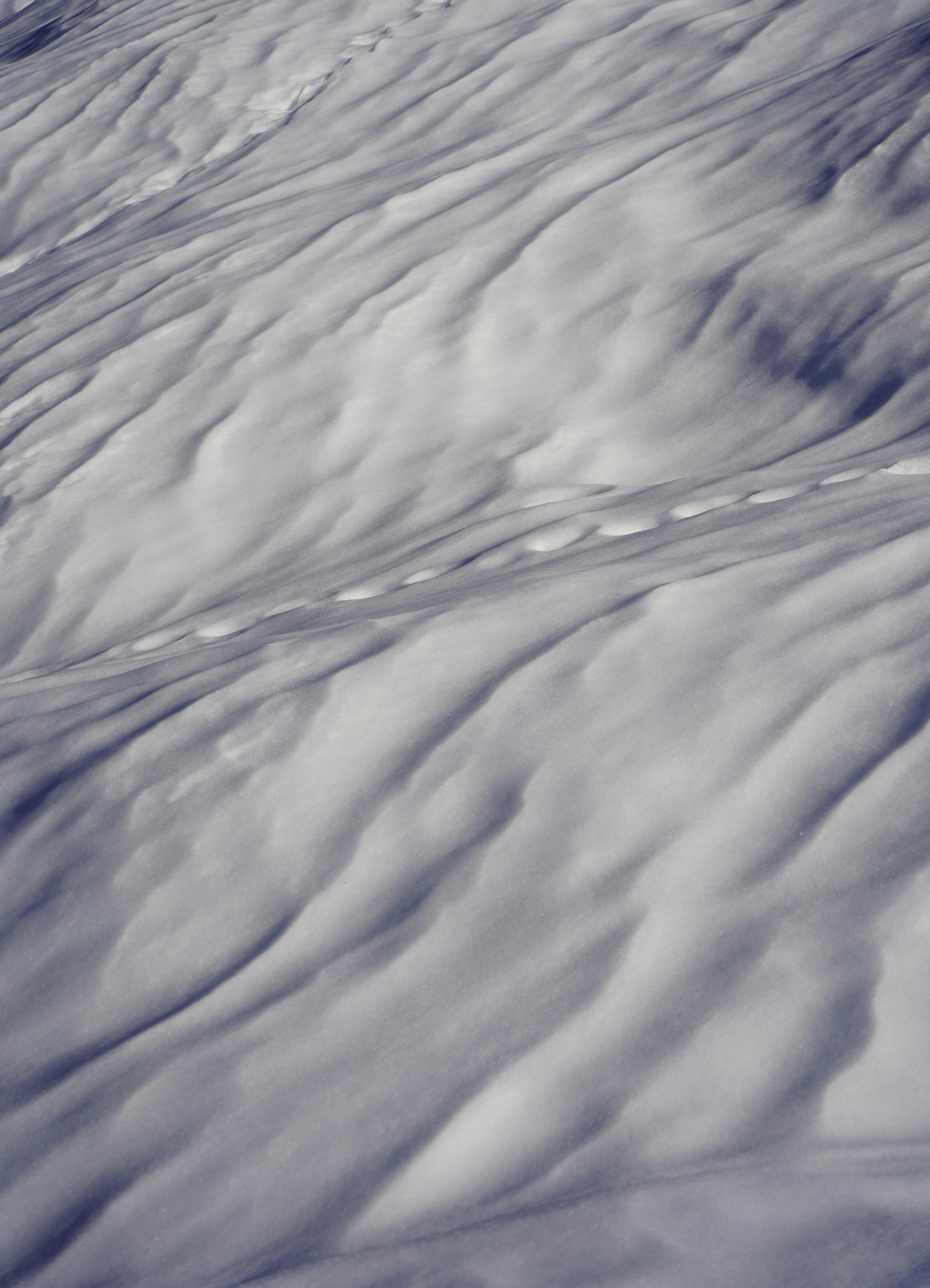 De franc Vista detallada de la neu amb ondulacions i patrons únics que creen un aspecte abstracte i artístic. Foto d'estoc