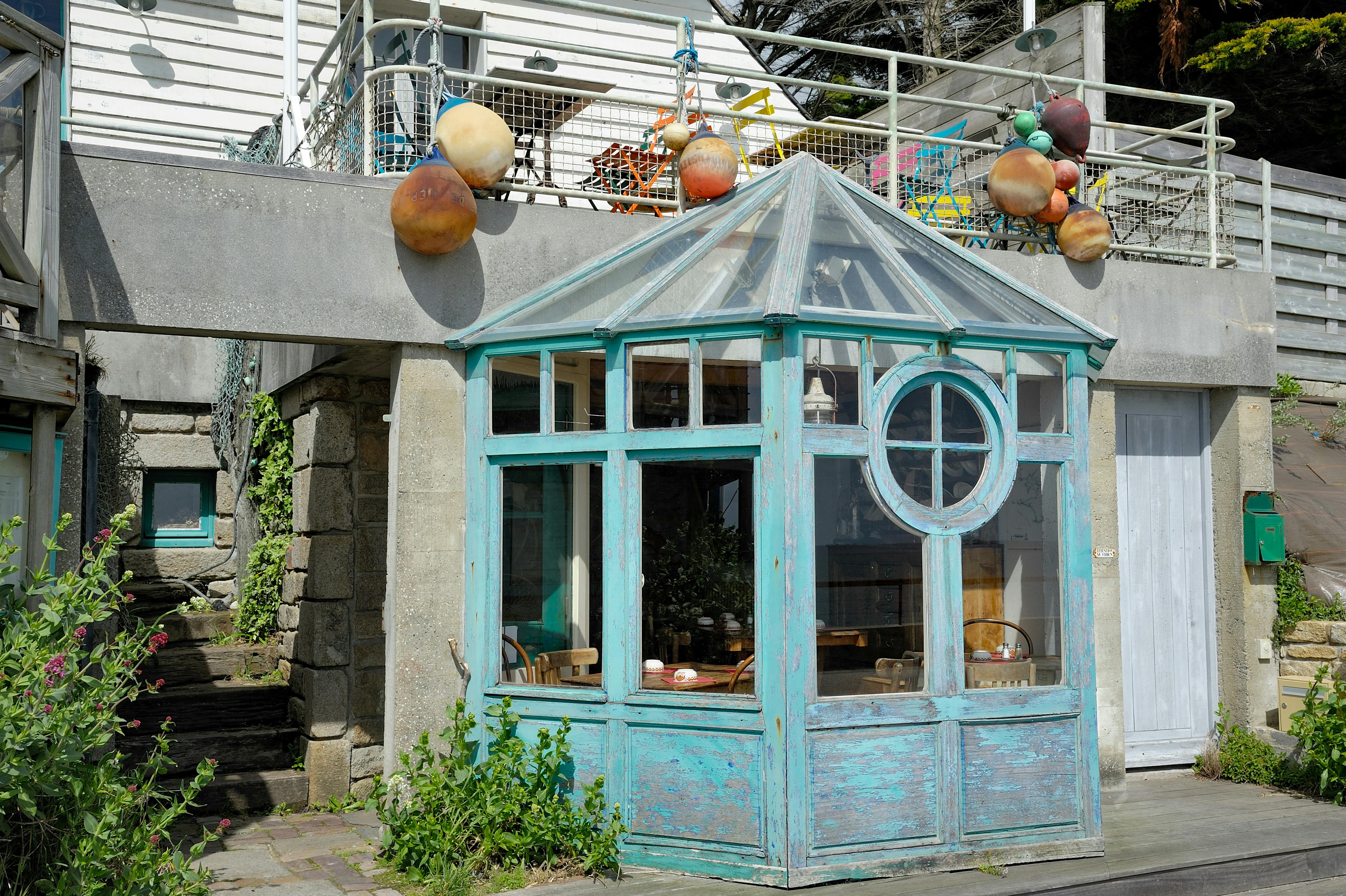 無料 漁船のブイと素朴な建築様式が特徴的な、海をイメージした装飾が施された魅力的な温室。 写真素材