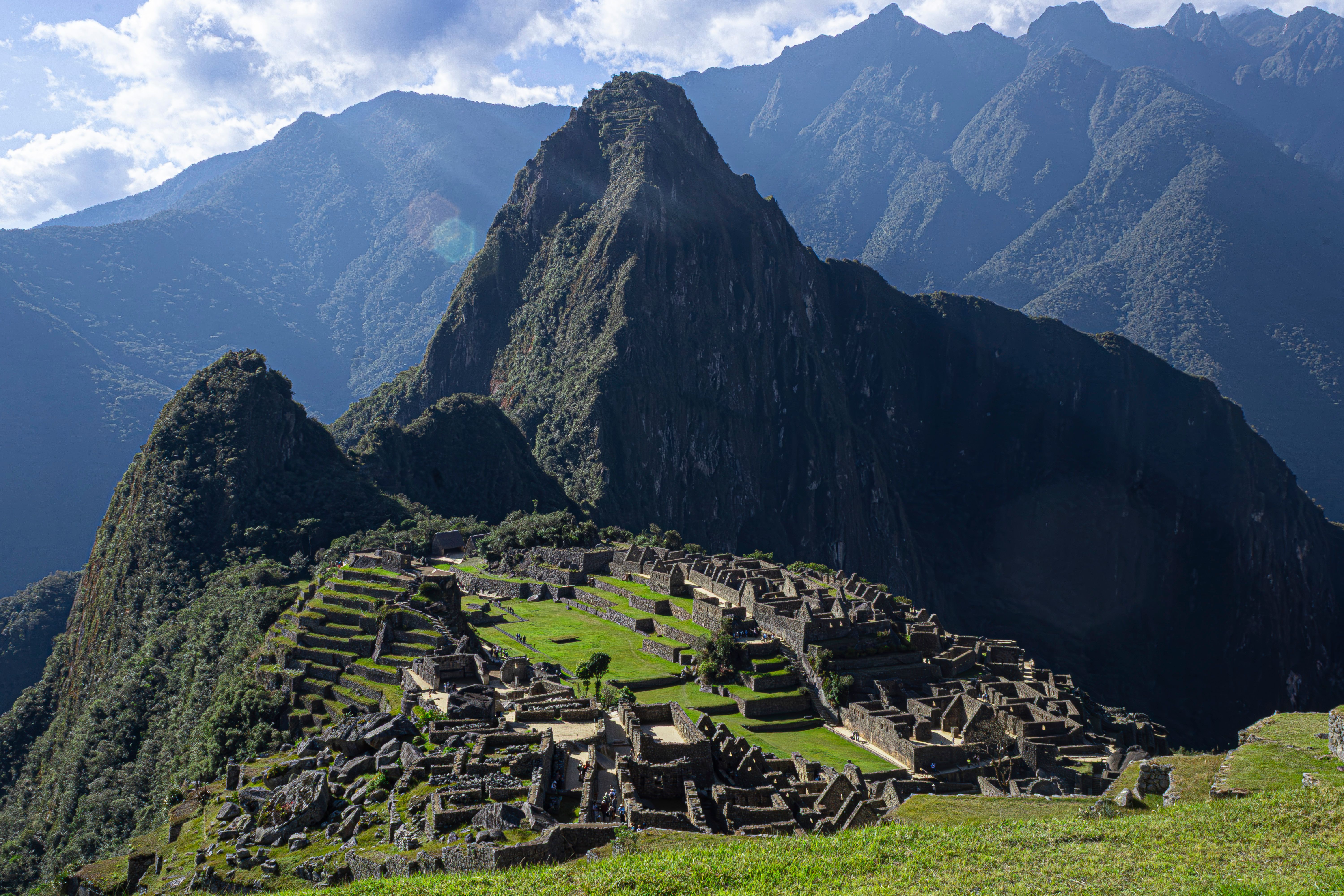 menjelajahi Machu Picchu di Peru