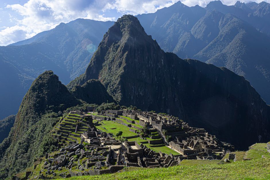 menjelajahi Machu Picchu di Peru