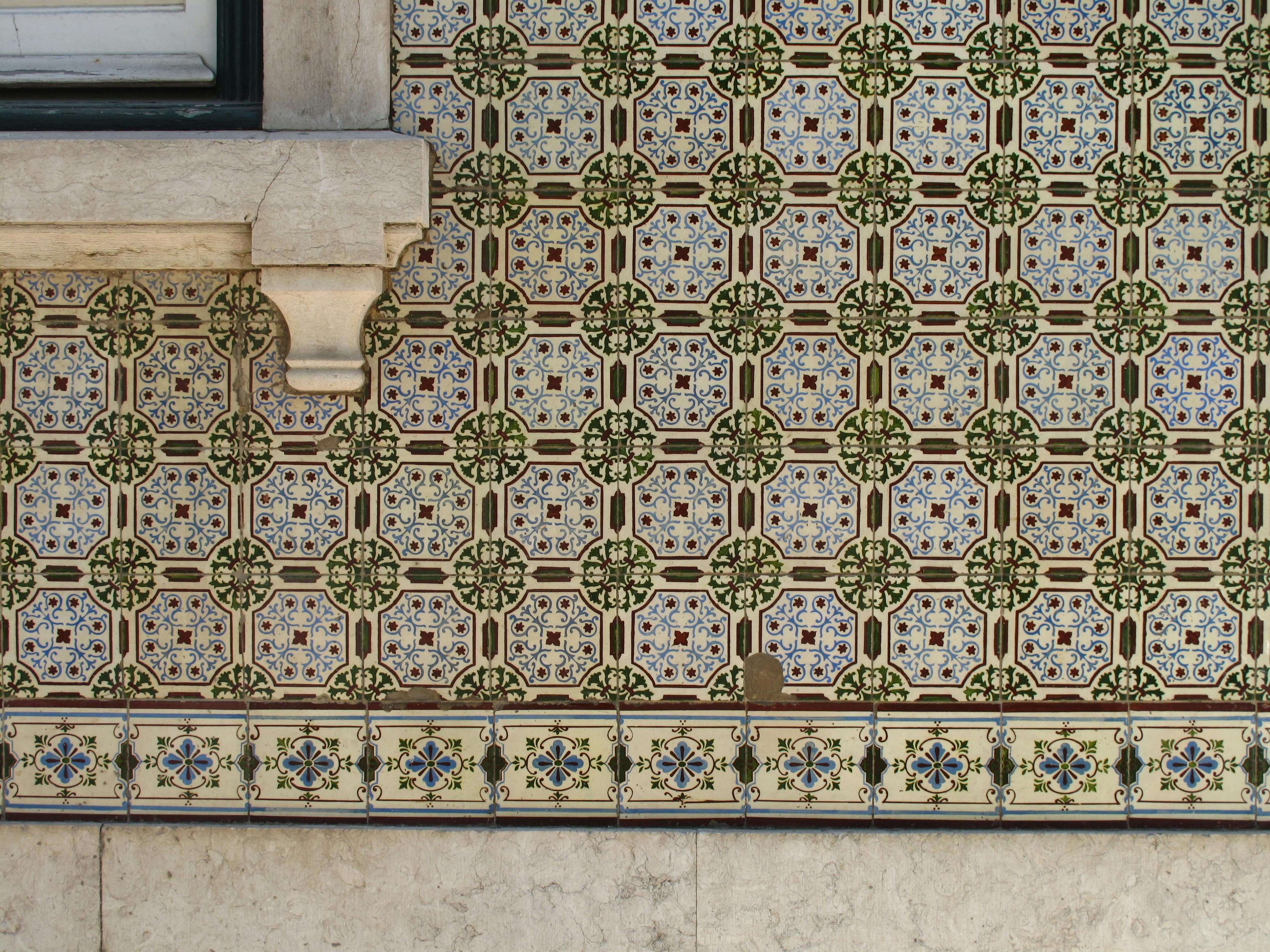 Ücretsiz Portekiz'in Lizbon şehrinde bulunan, geleneksel Portekiz desenlerini sergileyen, ince işçilikli azulejo çini duvarı. Stok Fotoğraflar