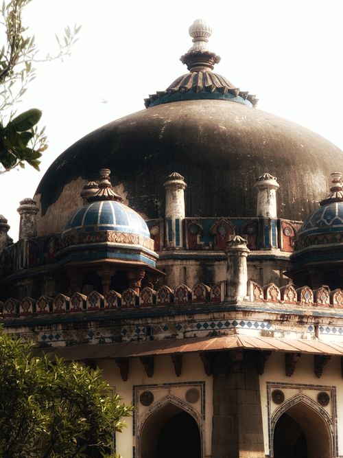 Free Intricate historical dome architecture with decorative elements, rich in cultural heritage. Stock Photo