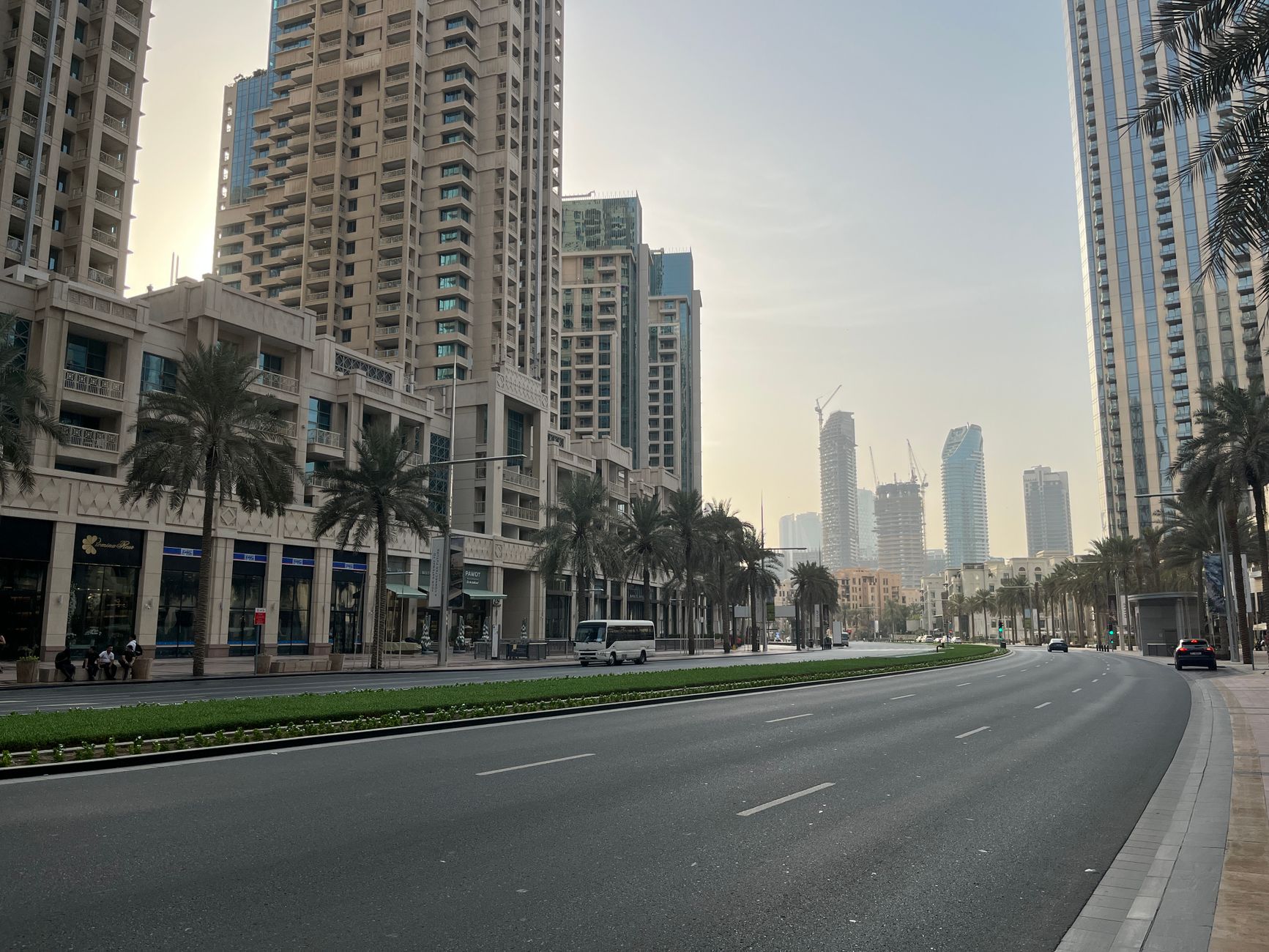 سكان دبي يواجهون تفعيل الدفاعات الجوية: حياة طبيعية وشعور بالأمان