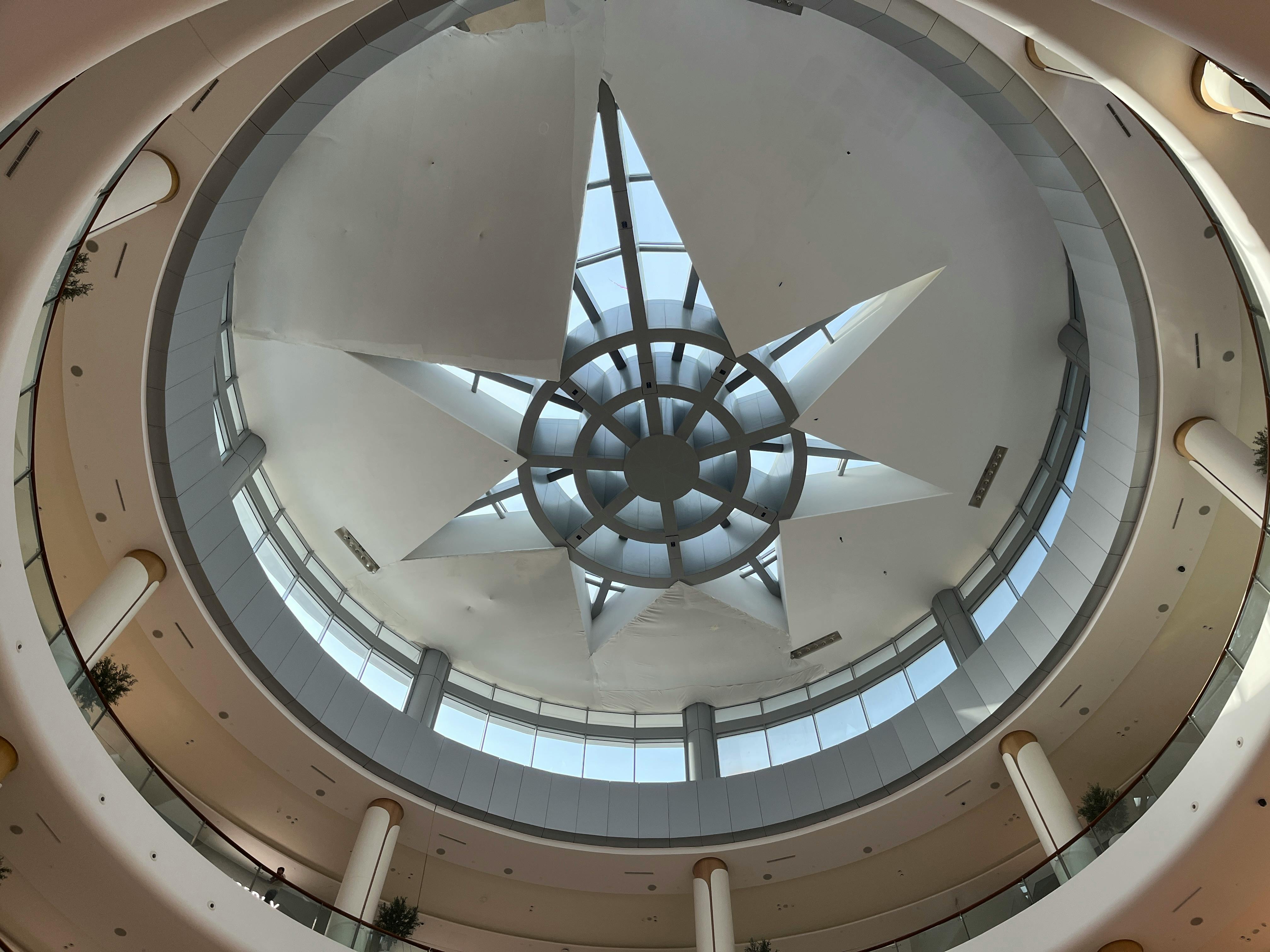 Gratis Indvendig udsigt over Dubais indkøbscenter med et moderne, cirkulært ovenlysvindue med geometrisk design. Lagerfoto