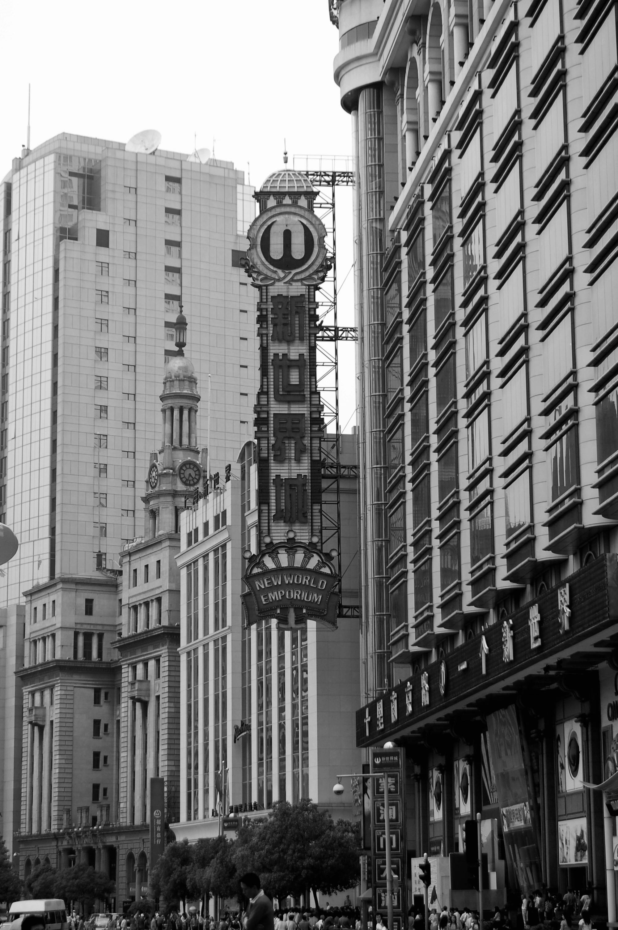 Gratis Monokrom udsigt over en travl bygade med ikoniske skyskrabere og tydelig skiltning. Lagerfoto