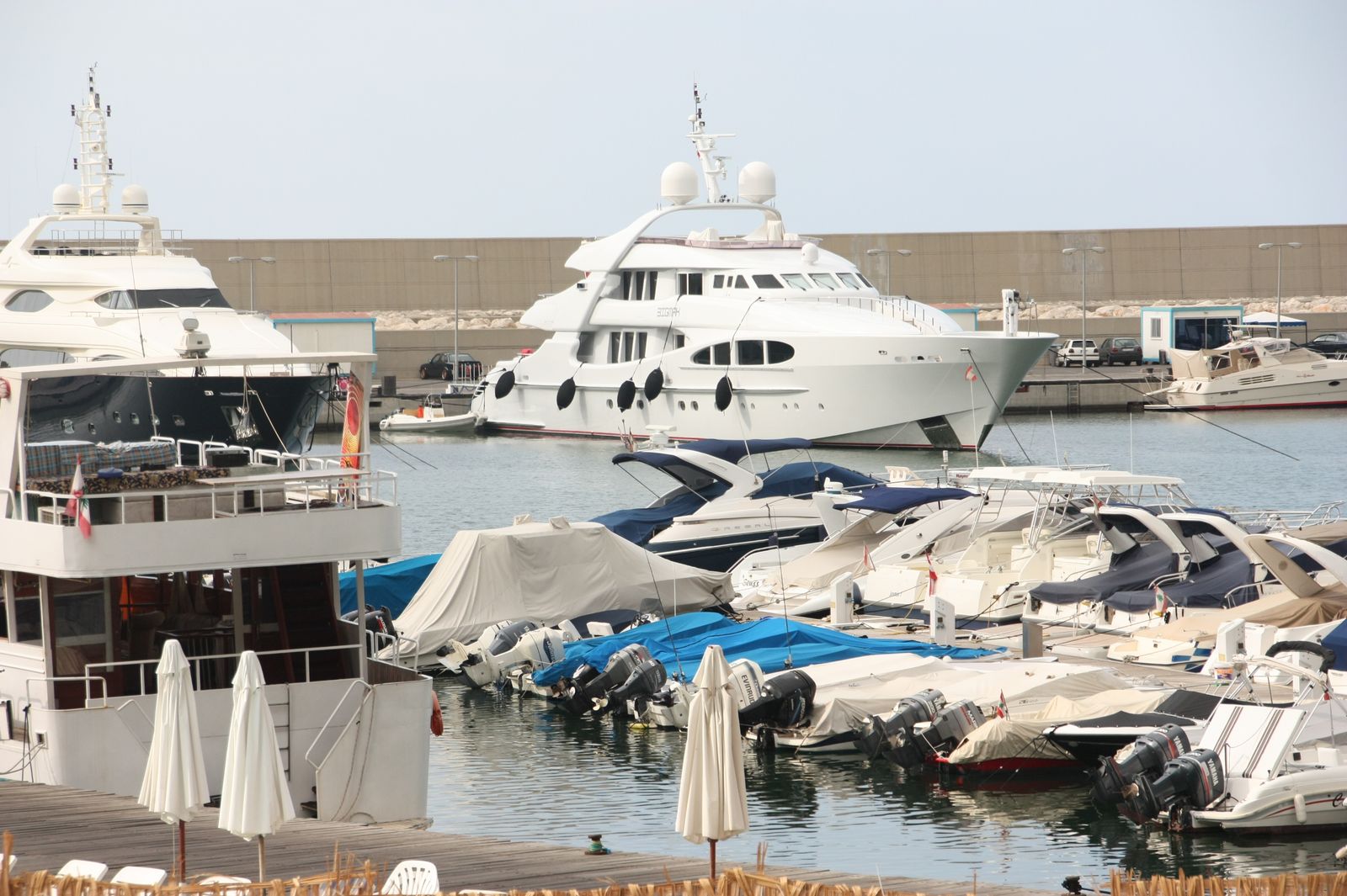 Yates y embarcaciones atracados en una marina