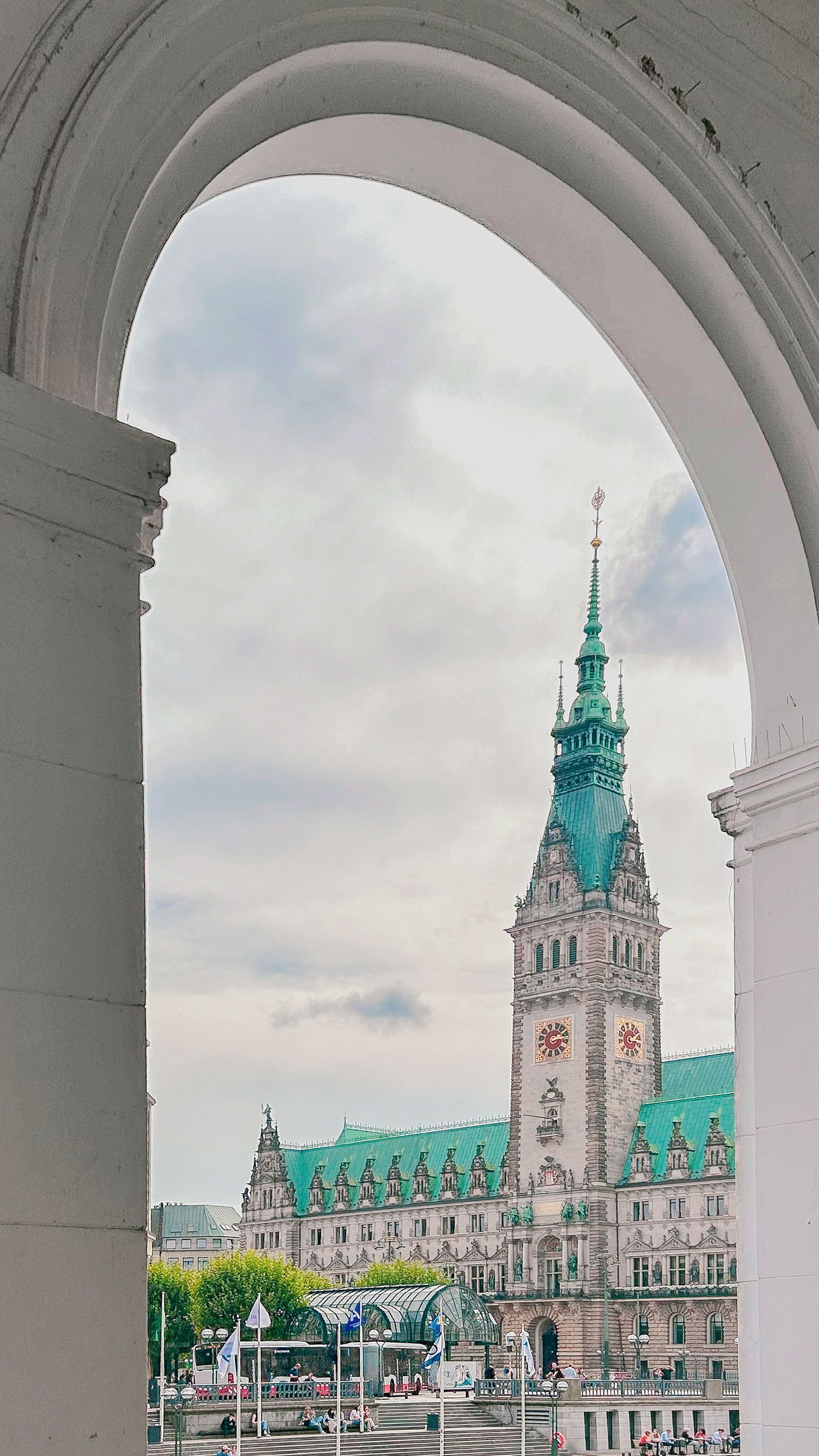 La torre del Ayuntamiento de Hamburgo vista desde un arco