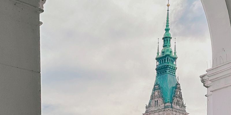 La torre del Ayuntamiento de Hamburgo vista desde un arco