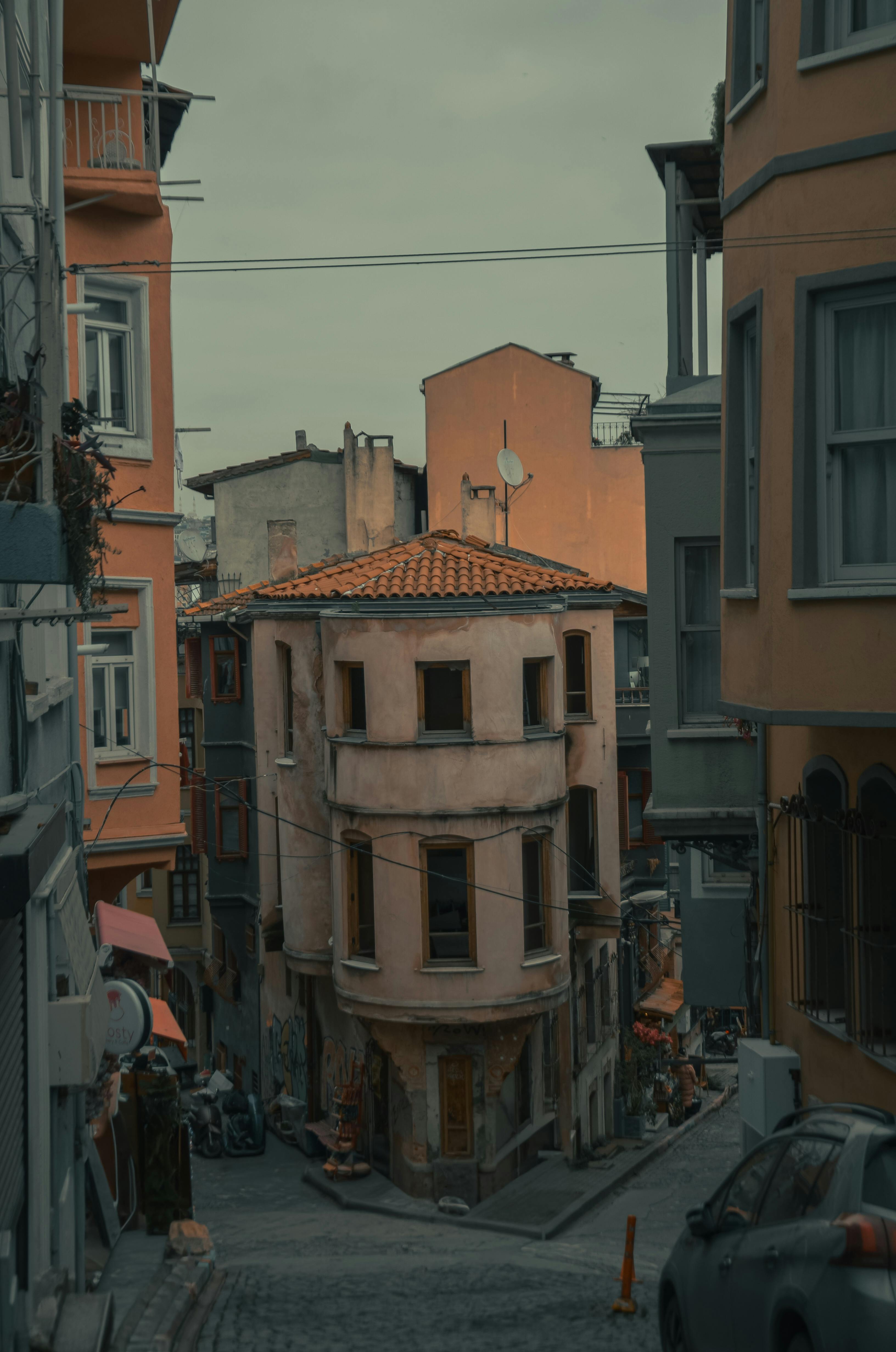 Gratuit Vedere captivantă a unei străzi înguste cu arhitectură istorică într-un cadru urban, înconjurată de clădiri înalte. Fotografie de stoc