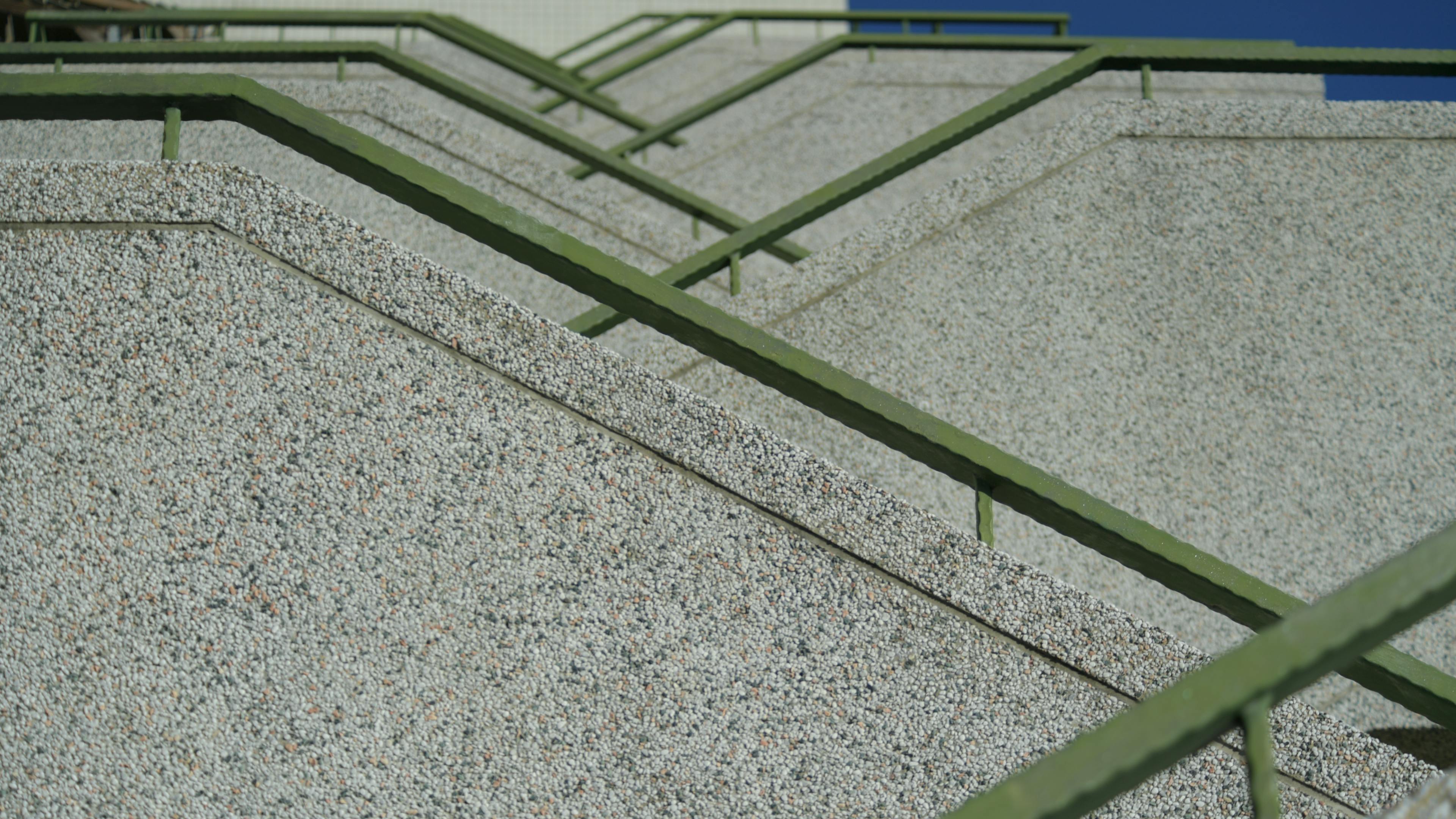 Gratis Vista abstracta de barandillas verdes y hormigón gris creando patrones geométricos. Foto de stock