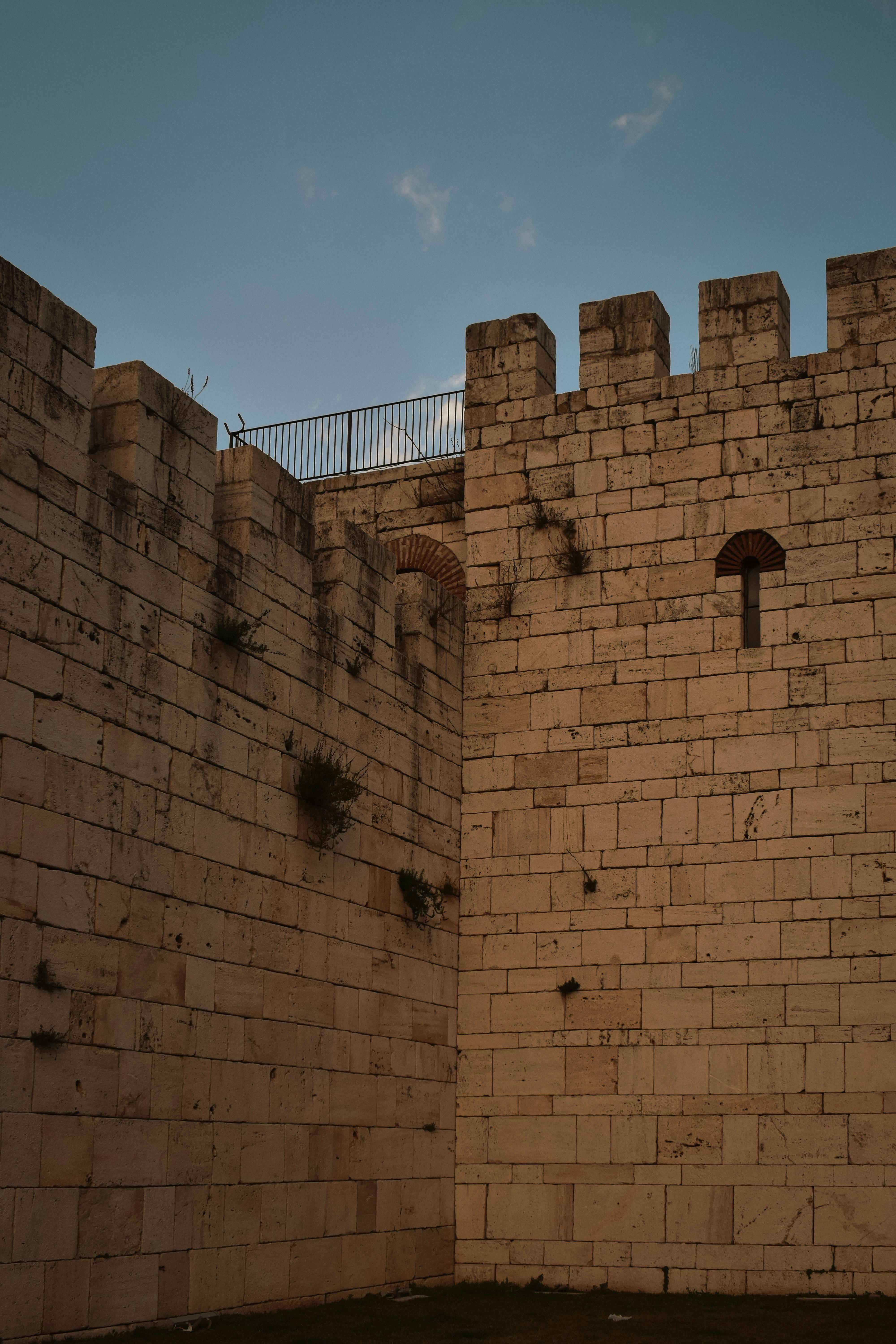 Gratis Pemandangan menawan dari tembok batu bersejarah di Bursa, Turki, saat matahari terbenam. Foto Stok