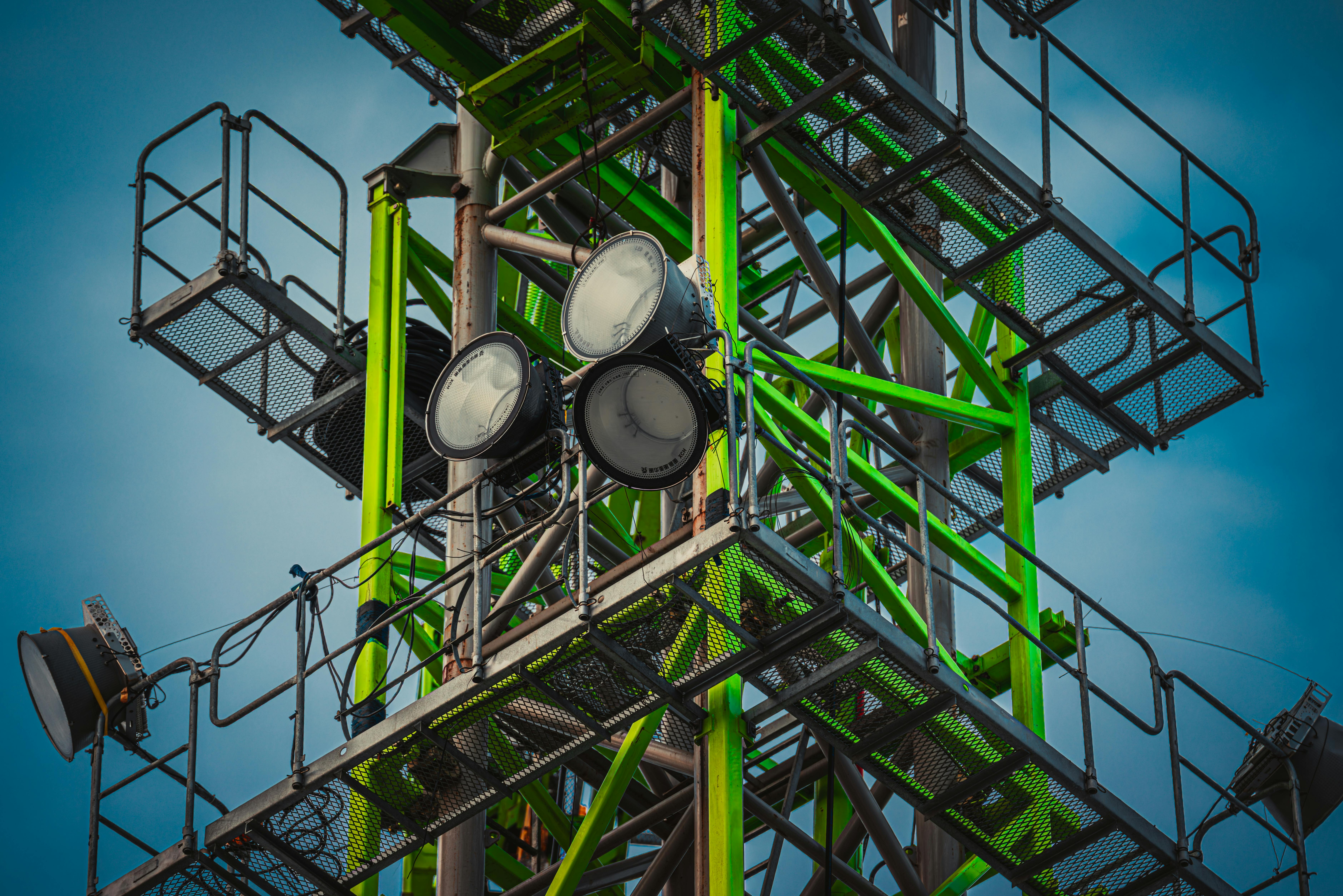 Gratis Primo piano di una moderna struttura metallica con luci industriali sullo sfondo del cielo blu. Foto a disposizione