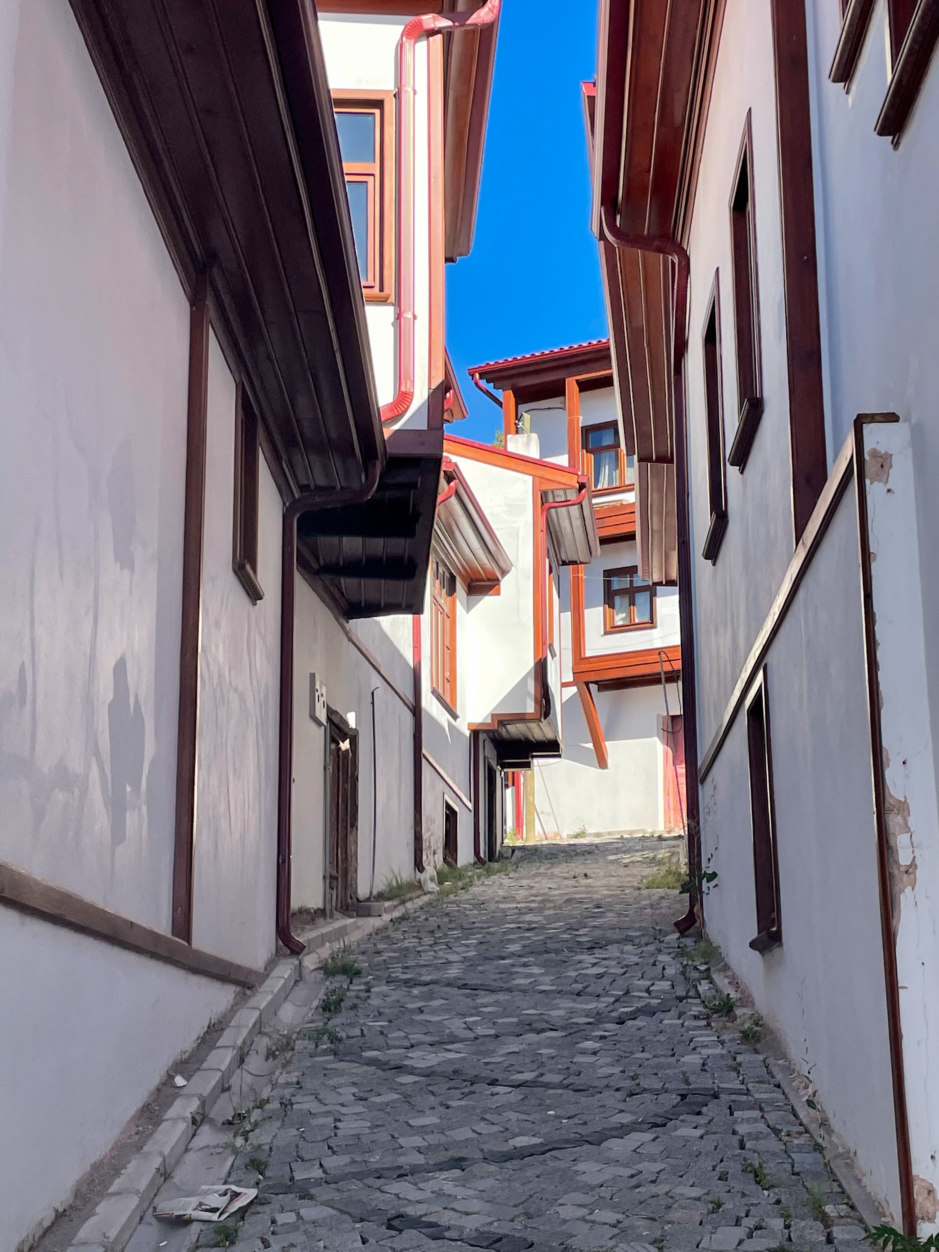 Charming cobblestone street in historic town · Free Stock Photo