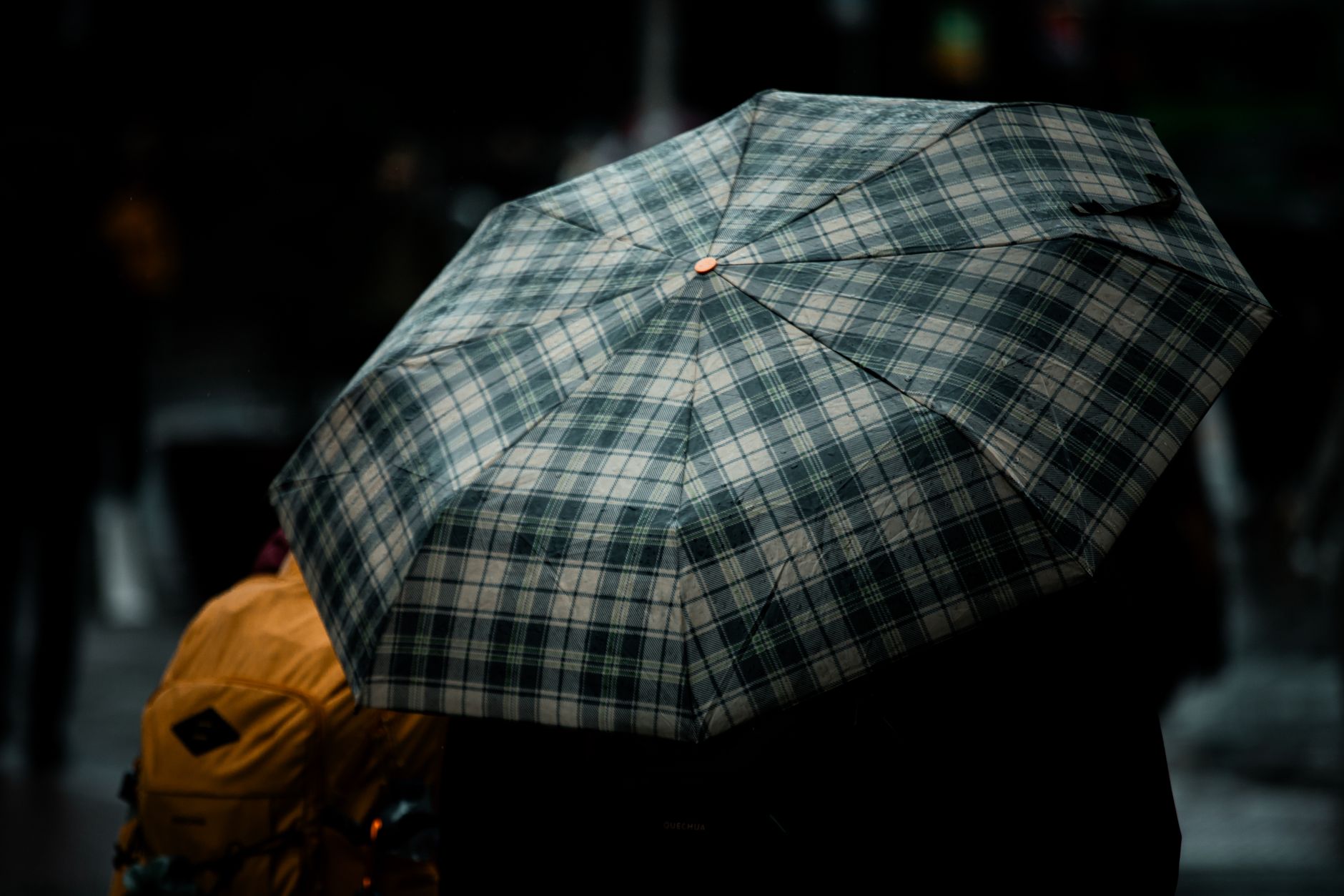 「雨の日セット」のPOPが置かれたカウンターと、傘を持った来店客