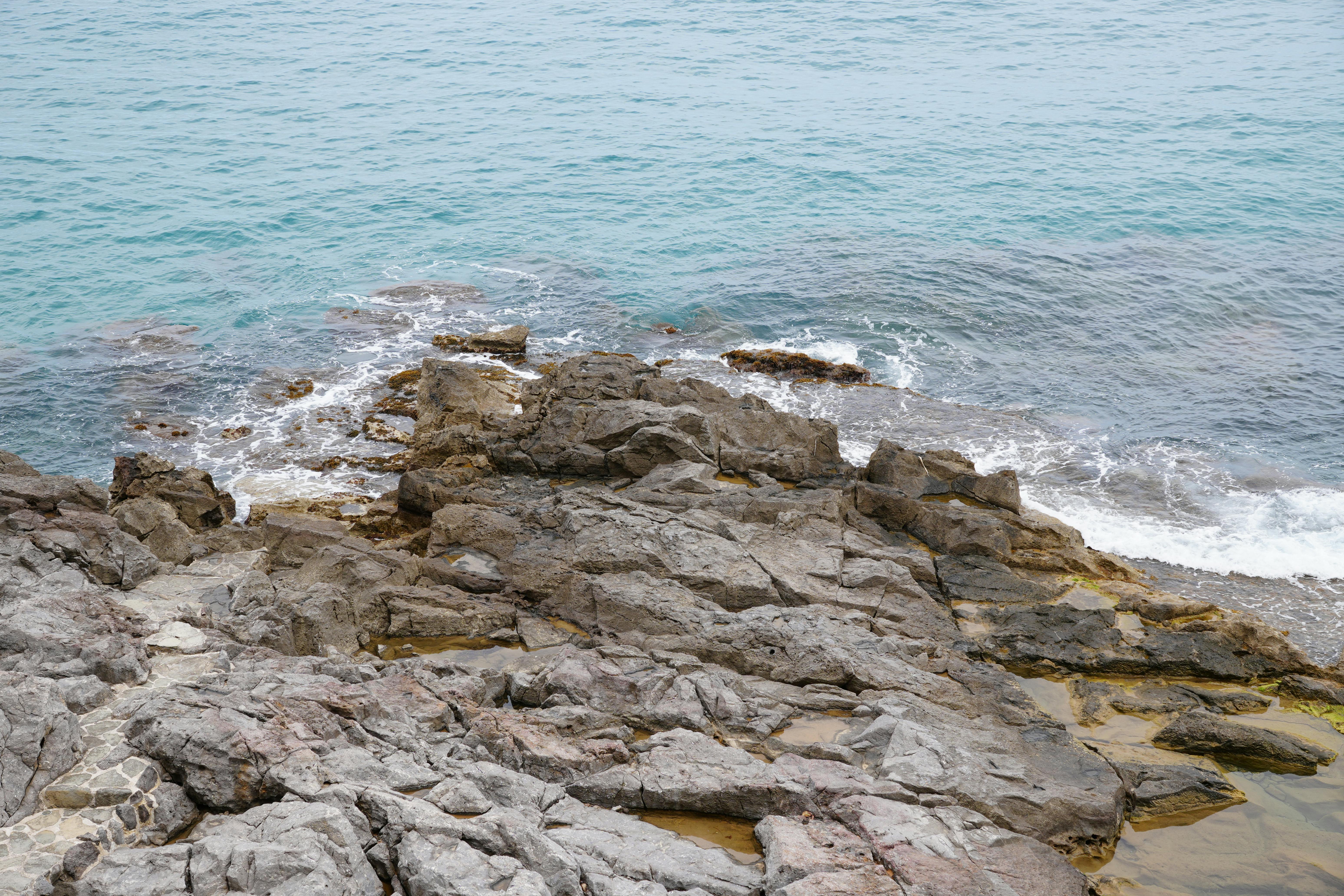 бесплатная Откройте для себя суровую красоту скалистого побережья Чефалу с его поразительно синими водами и природным очарованием. Стоковое фото
