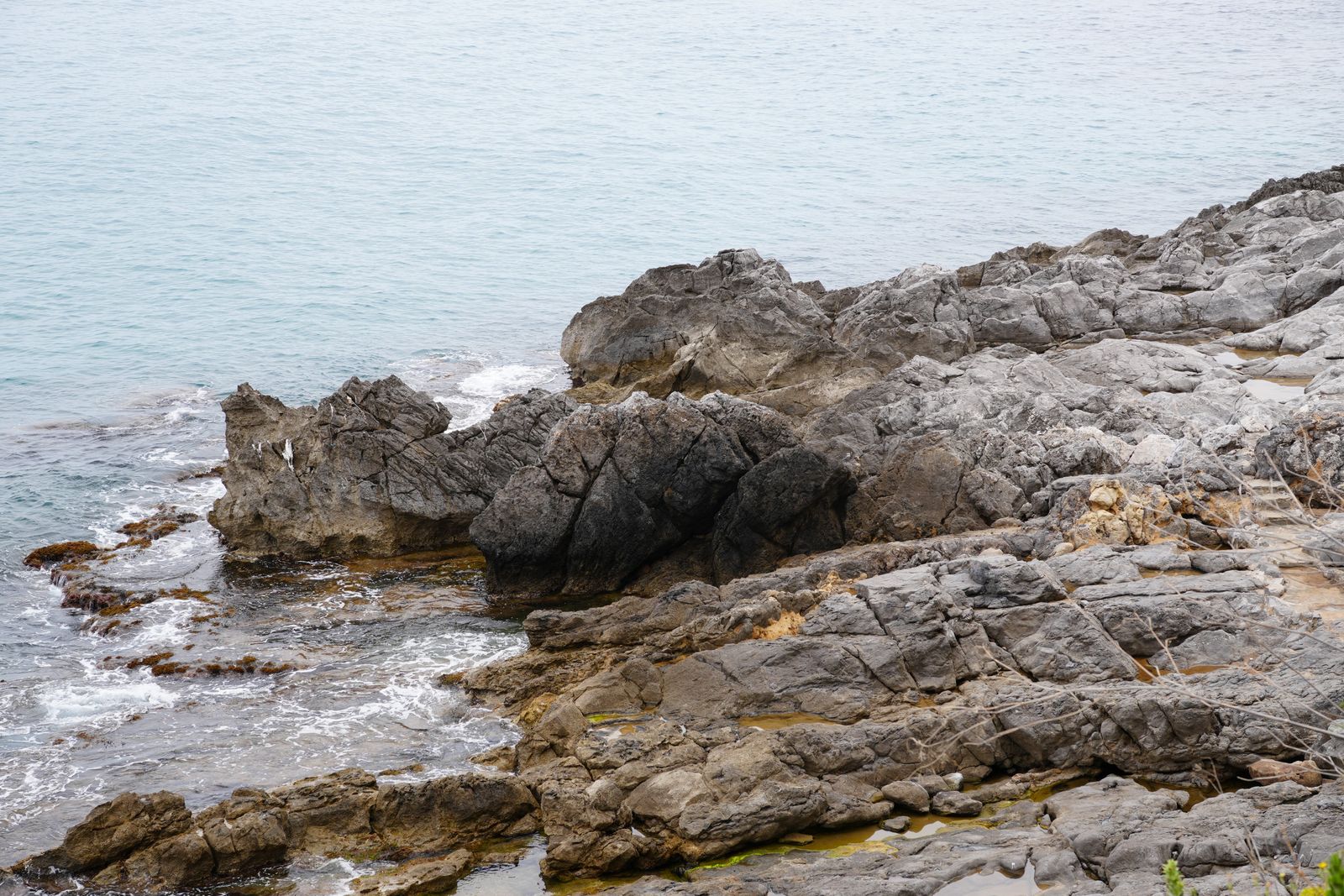 Corniche de l'Estérel surplombant la mer Méditerranée, falaises rouges et eau turquoise