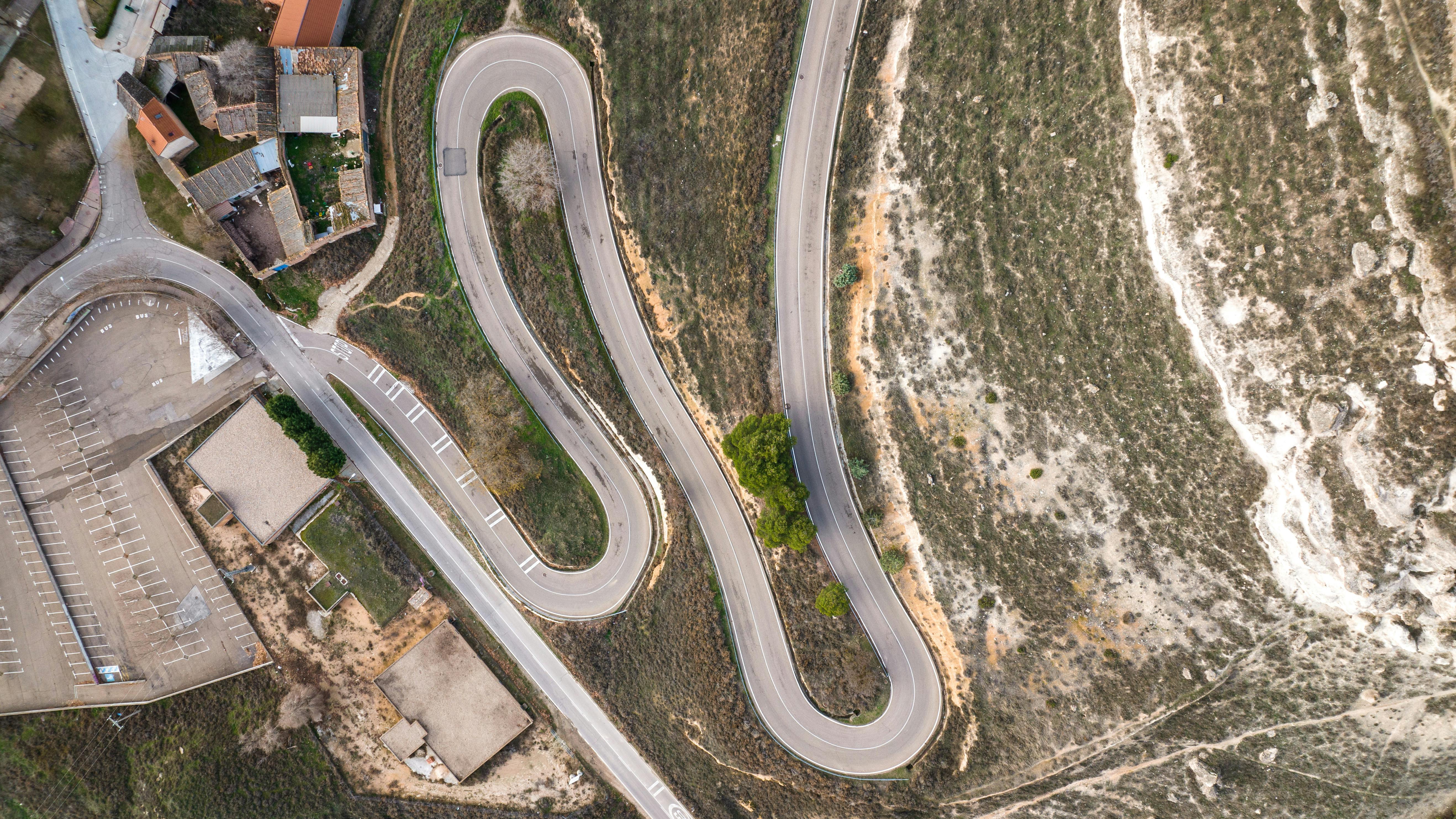 Gratuit Fotografie aeriană a unui drum șerpuitor din Peñafiel, Castilla y León, înconjurat de teren accidentat. Fotografie de stoc