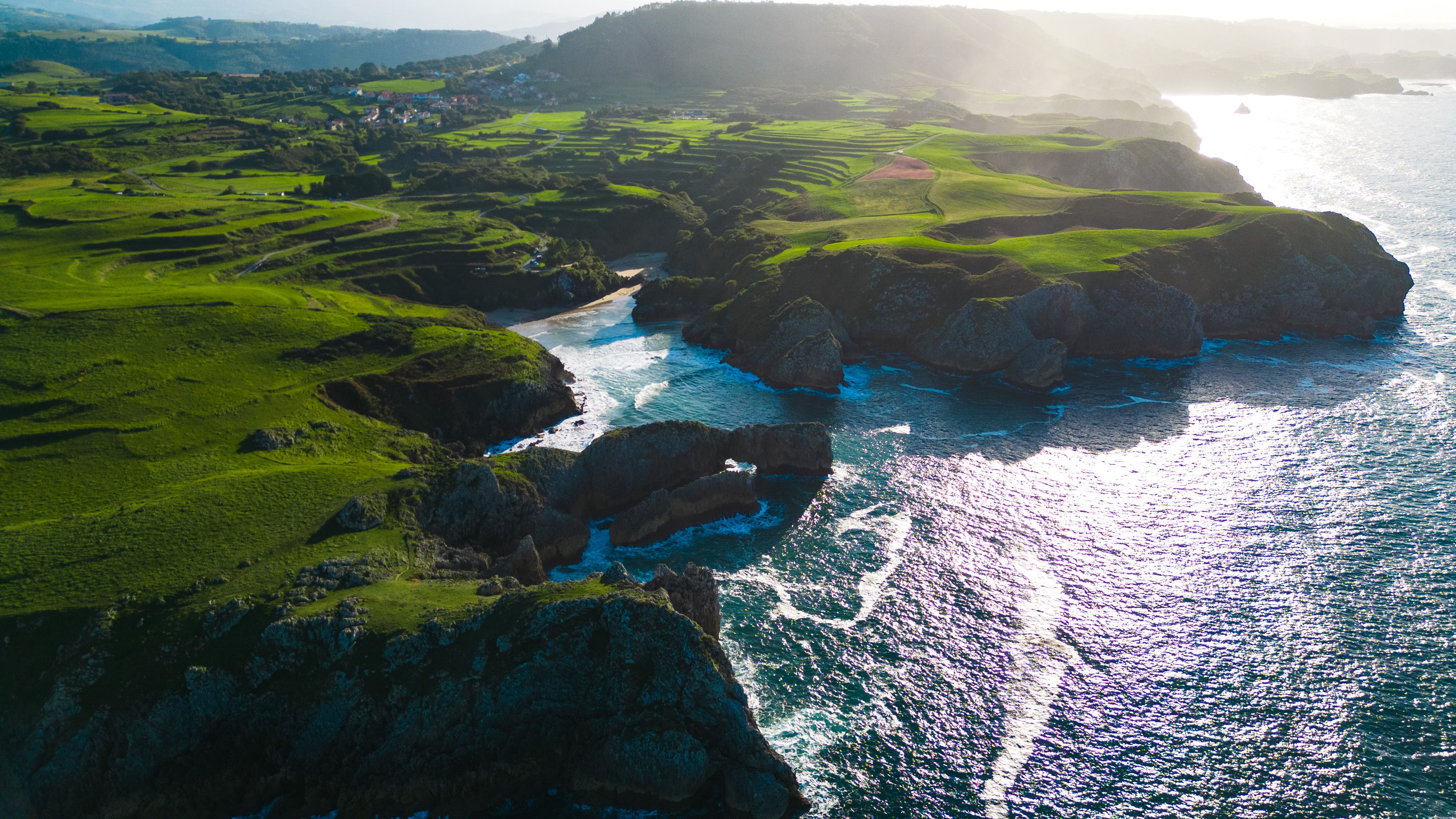 Los acantilados verdes de la costa asturiana