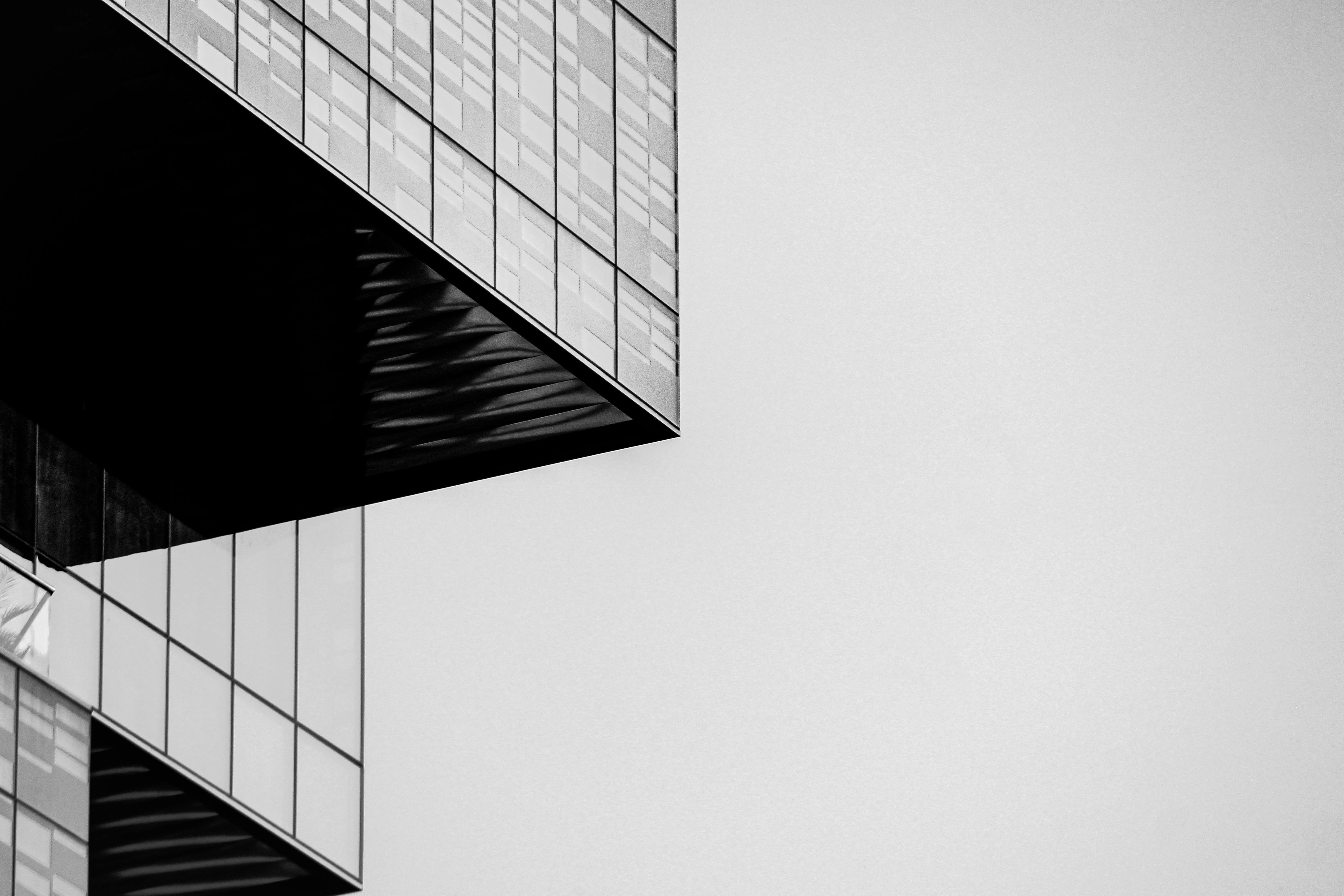 Gratuit Photo abstraite en noir et blanc de l'extérieur d'un bâtiment moderne aux motifs géométriques. Photos