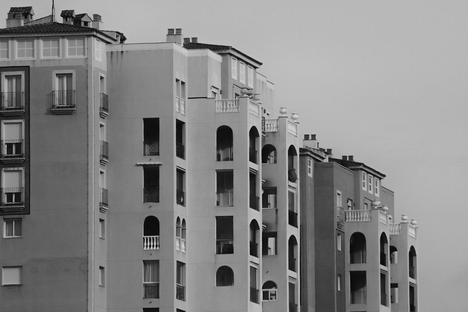 Foto en blanco y negro de un edificio arquitectónico en Torrevieja, España.