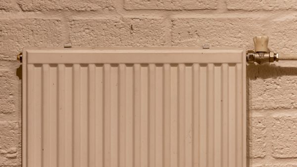 Radiateur à eau neuf installé sur un mur