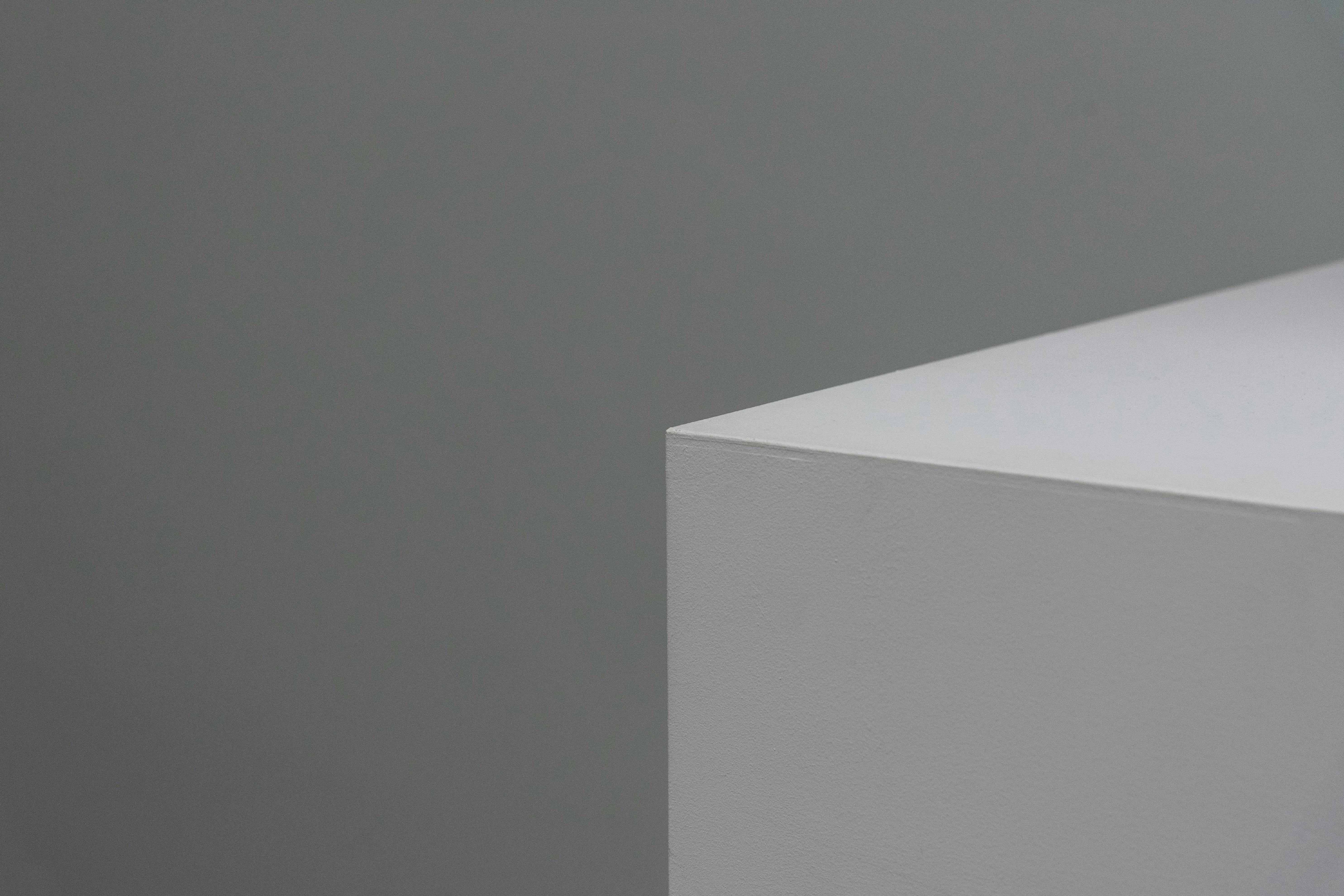 Kostnadsfria En minimalistisk bild som visar en elegant geometrisk form med neutrala grå och vita toner. Stock foto