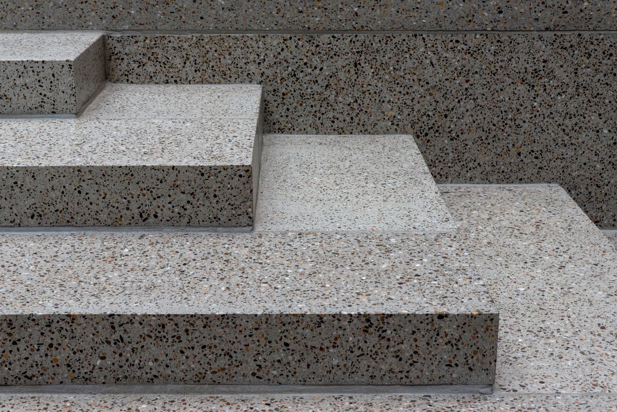 Terrazzo ve mozaik yüzeyli merdiven basamakları