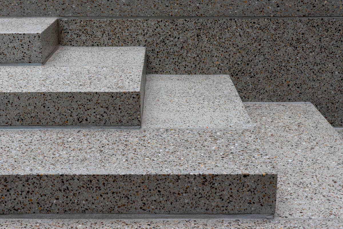 Peindre un escalier en béton : antidérapant et tenue - Préparer un escalier en béton avant peinture : étapes cruciales