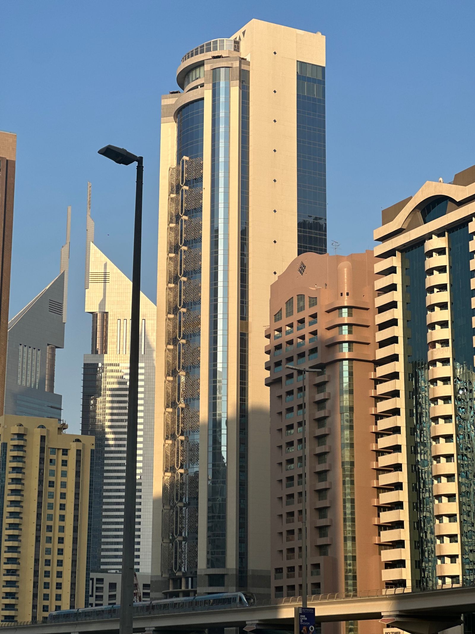 Office Pantry in Dubai Internet City: Multi-Tenant Towers, Access Passes and Shared Floors (2026)