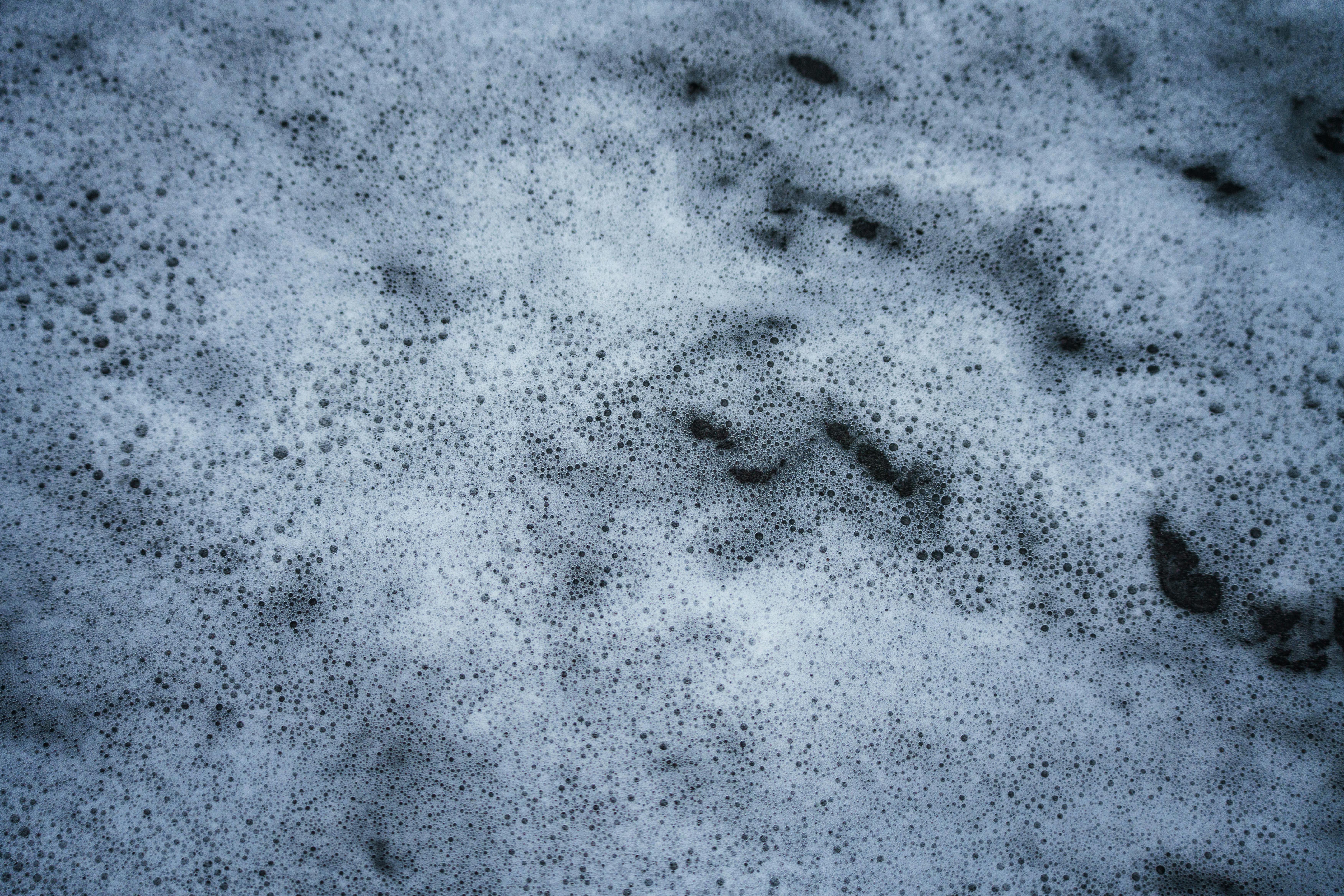 Gratuit Gros plan détaillé sur des bulles de savon et une texture de mousse créant un motif abstrait dans des tons bleus. Photos