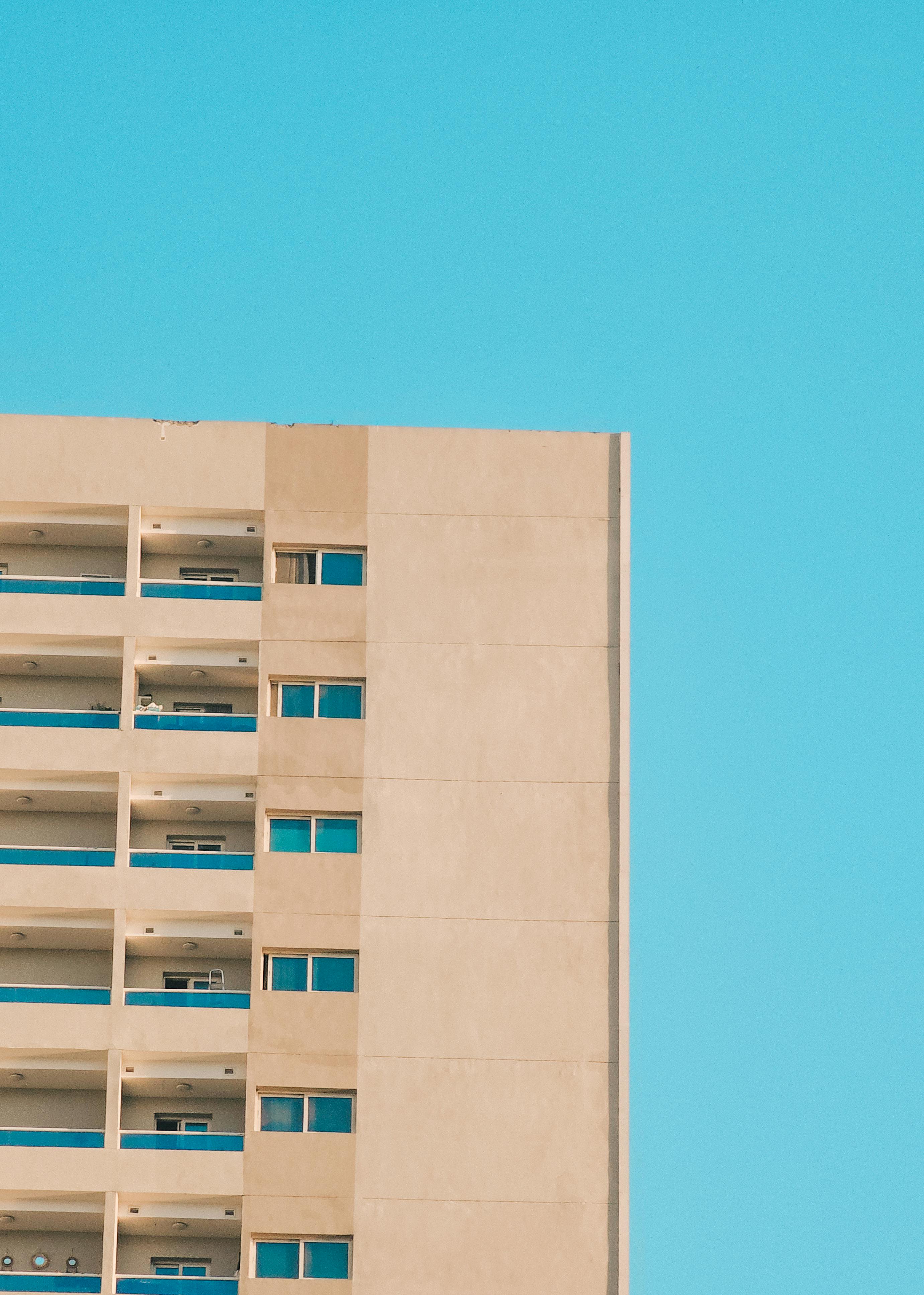 Gratis Stilfuld moderne arkitektur med klar blå himmel i Dubai, perfekt til bytemaer. Lagerfoto