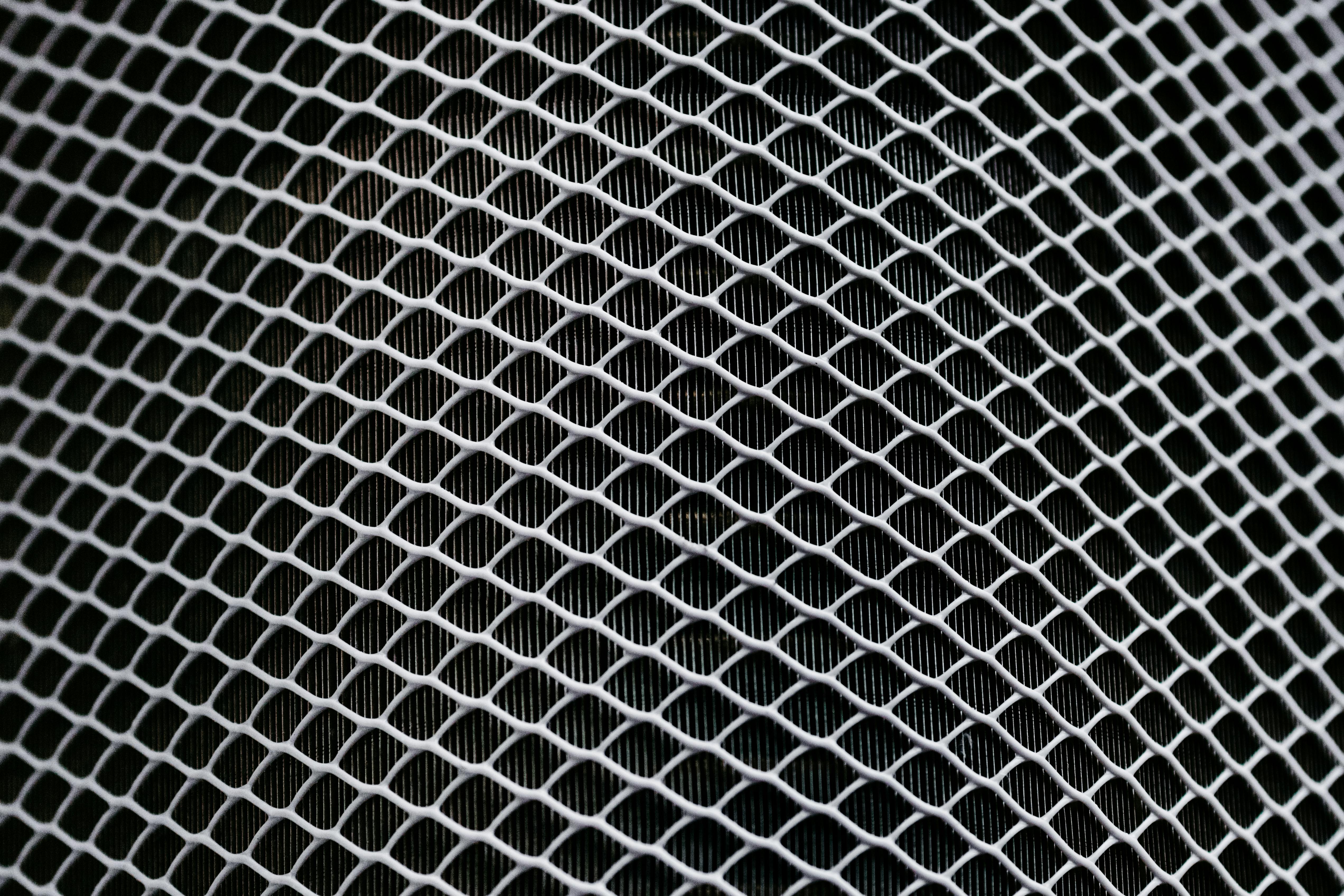 無料 幾何学的なパターンと影を備えた工業用金属メッシュの詳細なテクスチャ。 写真素材