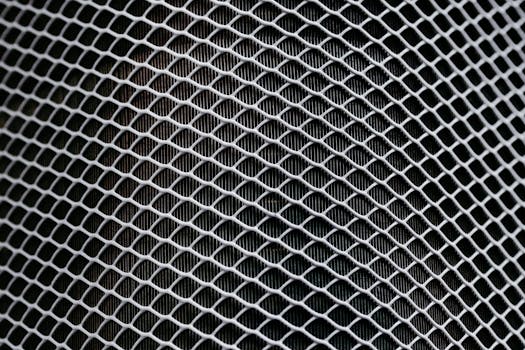 一双戴着手套的手正在水龙头下清洗脏的空调滤网